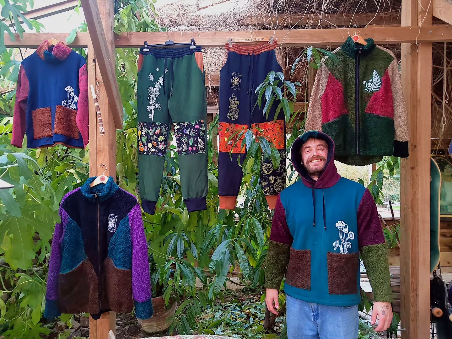 6 new pieces just added to my website, one modelled by the lovely @arth_u_rr here at @feraluxfarm. thought I'd keep to a darker colour scheme for a batch seeing as its been such a cold week ❄️
sizes M-XL
www.houseofbeanco.com
#botanical #hemp #hempclothing #sustainableclothing #handmade #madetoorder #smallbusiness #screenprint #mushrooms #trees