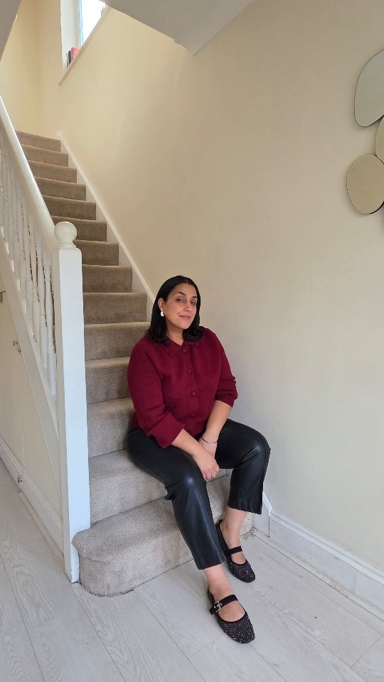 It’s been a while! I’ve been a bit rubbish with my outfit reels lately, but I’m back.
To be honest, I haven’t been feeling great recently, but sometimes you just have to get dressed up, pop a bit of lippy on and show up — even when you’re not feeling it. Funny how that little boost can make such a difference. I felt so much better after I did that today. 💕
I don’t usually shop in Primark for clothes, but when my daughter went in I spotted this cute cardigan and I’m so glad I did! I’ve worn it about five times now and it still hasn’t bobbled. Plus, I’ve had loads of lovely compliments on it.
Nothing beats a cosy cardigan in autumn 🍂
Cardigan @primark
Faux leather @marksandspencerstyle
Stud mary jane shoes @riverisland
Earrings @oreliajewellery
#personalstylistessex #personalstylistlondon #virtualpersonalstylist #styleover40 #size14style #whatsinmywardrobe #midsizestyling