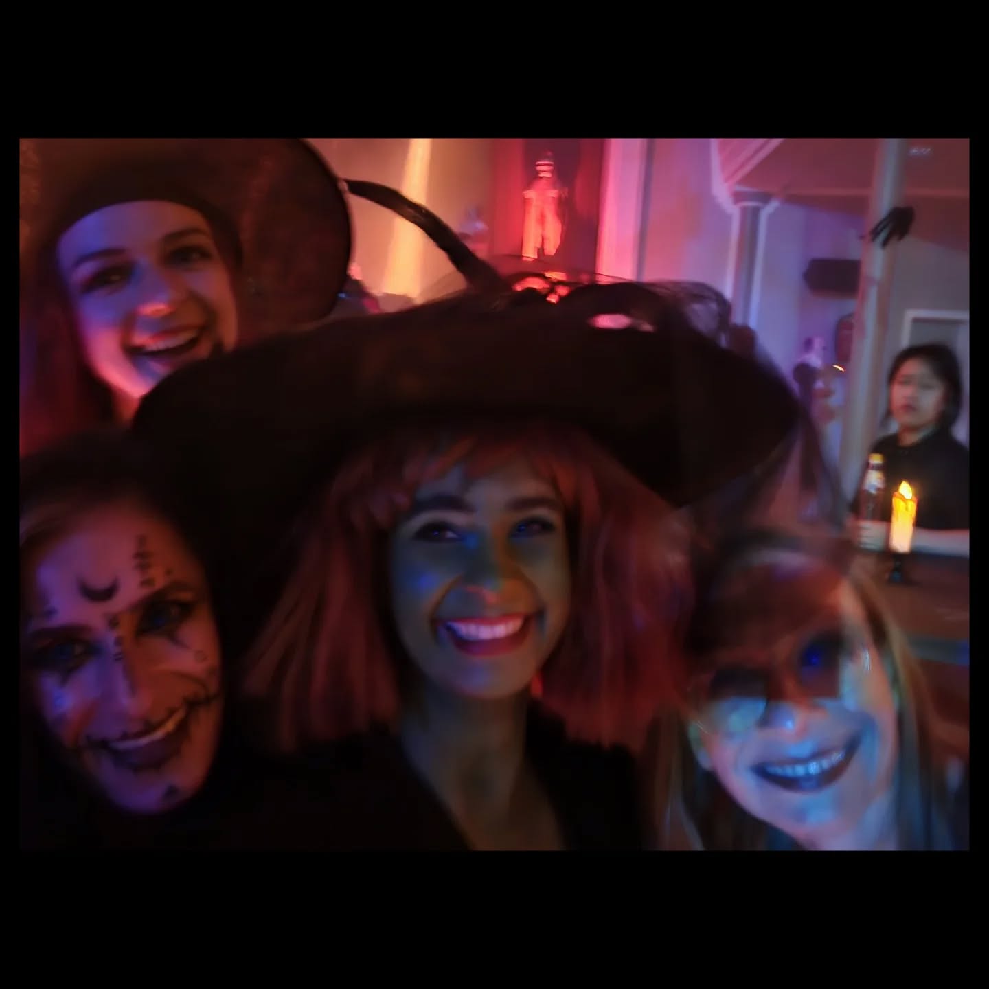 „Hexe.“
Ein Wort, das einst Angst gemacht hat.
Heute ist es ein Wort, das uns erinnern sollte.
An all die Frauen,
die zu früh gesehen,
zu tief gefühlt,
zu laut gedacht
und zu frei gelebt haben.
Frauen, die heilten, bevor man das Wort „Heilung“ kannte.
Die Intuition über Dogma stellten.
Die verstanden, dass Natur, Körper und Geist zusammengehören.
Die nicht gefielen, sondern wussten.
Starke, weise, vorausschauende Frauen –
oft als Hexen verurteilt,
weil sie zu viel Macht in sich trugen,
zu viel Wahrheit,
zu viel Licht.
Vielleicht ist es an der Zeit,
das Wort „Hexe“ wieder zurückzunehmen.
Es als das zu sehen, was es immer war:
Ein Symbol weiblicher Kraft,
Weisheit, Unabhängigkeit und tiefer Verbindung zur Natur.
Wir sollten diese Frauen nicht nur an Halloween feiern –
sondern jeden Tag.
Denn in jeder von uns lebt ein Stück dieser alten Magie.
✨🖤 #Hexenenergie #FemalePower #WitchIsWisdom #HalloweenPost #StarkeFrauen #WeiblicheKraft #Intuition #sisterhood