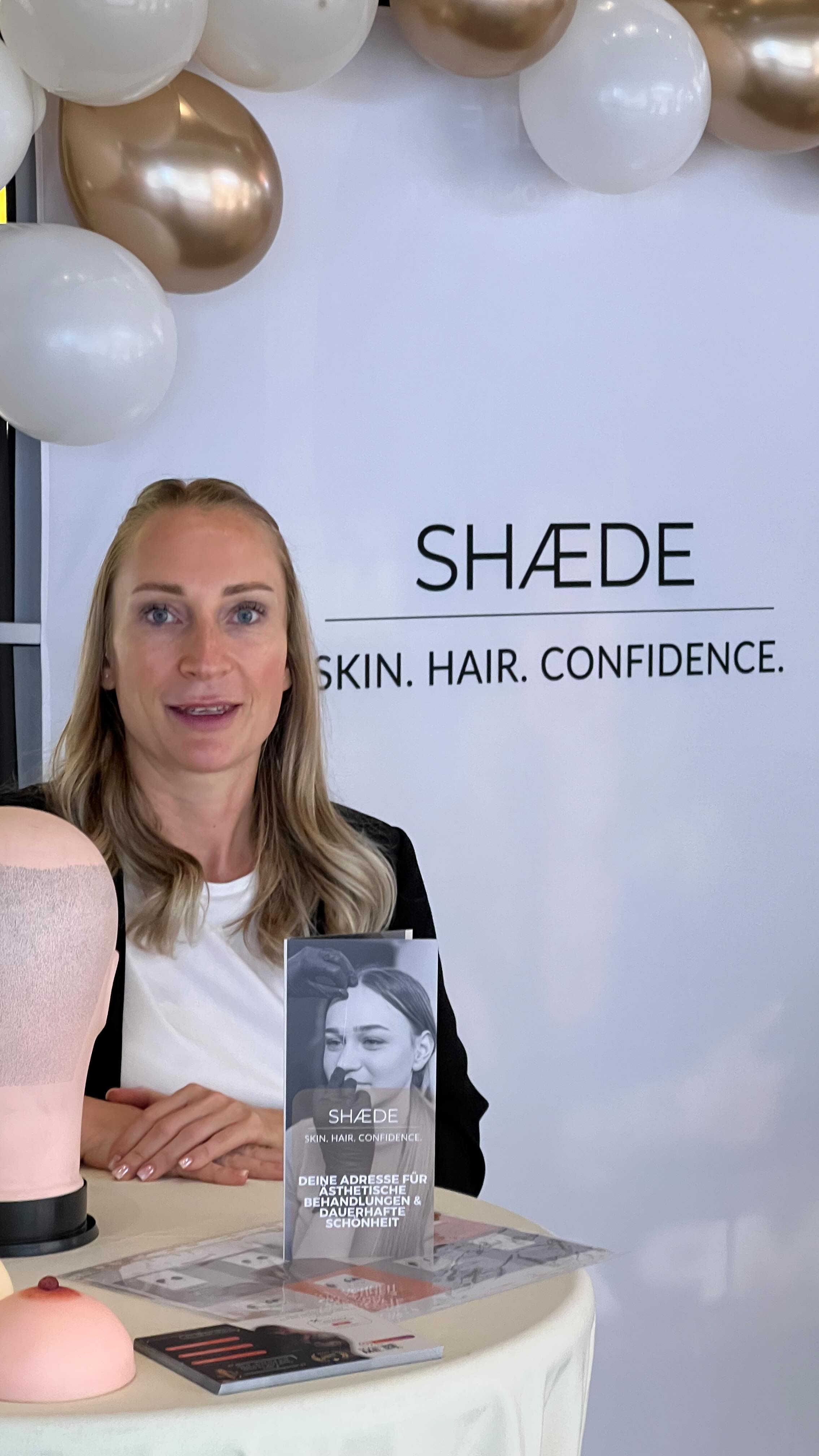 🎉 And the winner is… 🥁
Heute war’s endlich so weit – meine Glücksbox wurde geöffnet! 💛
Ein riesiges Danke an alle, die mitgemacht haben.
Ich freu mich über jede einzelne Teilnahme & über das Vertrauen, das ihr mir entgegenbringt. 🖤
Das Thema meiner Arbeit – egal ob SMP, Permanent Make-up oder Microneedling – ist für viele neu
und genau deshalb liebe ich es, mit solchen Aktionen ein bisschen Neugier zu wecken. ✨
Die Gewinner:innen wurden bereits per E-Mail informiert – also schau am besten mal kurz in dein Postfach (und ja, auch in den Spam-Ordner 😅).
Aber keine Sorge: das war garantiert nicht das letzte Gewinnspiel bei SHÆDE.
📍 SHÆDE – Skin. Hair. Confidence. Potsdam
💬 Hättest du beim nächsten Mal auch Lust mitzumachen und wenn ja, was würdest du dir als Preis wünschen?
Schreib’s in die Kommentare 👇
#shaede #gewinnspiel #potsdam #smp #microneedling #permanentmakeup #haarausfalllösung #beautygiveaway #scalpmicropigmentation #biancagünther