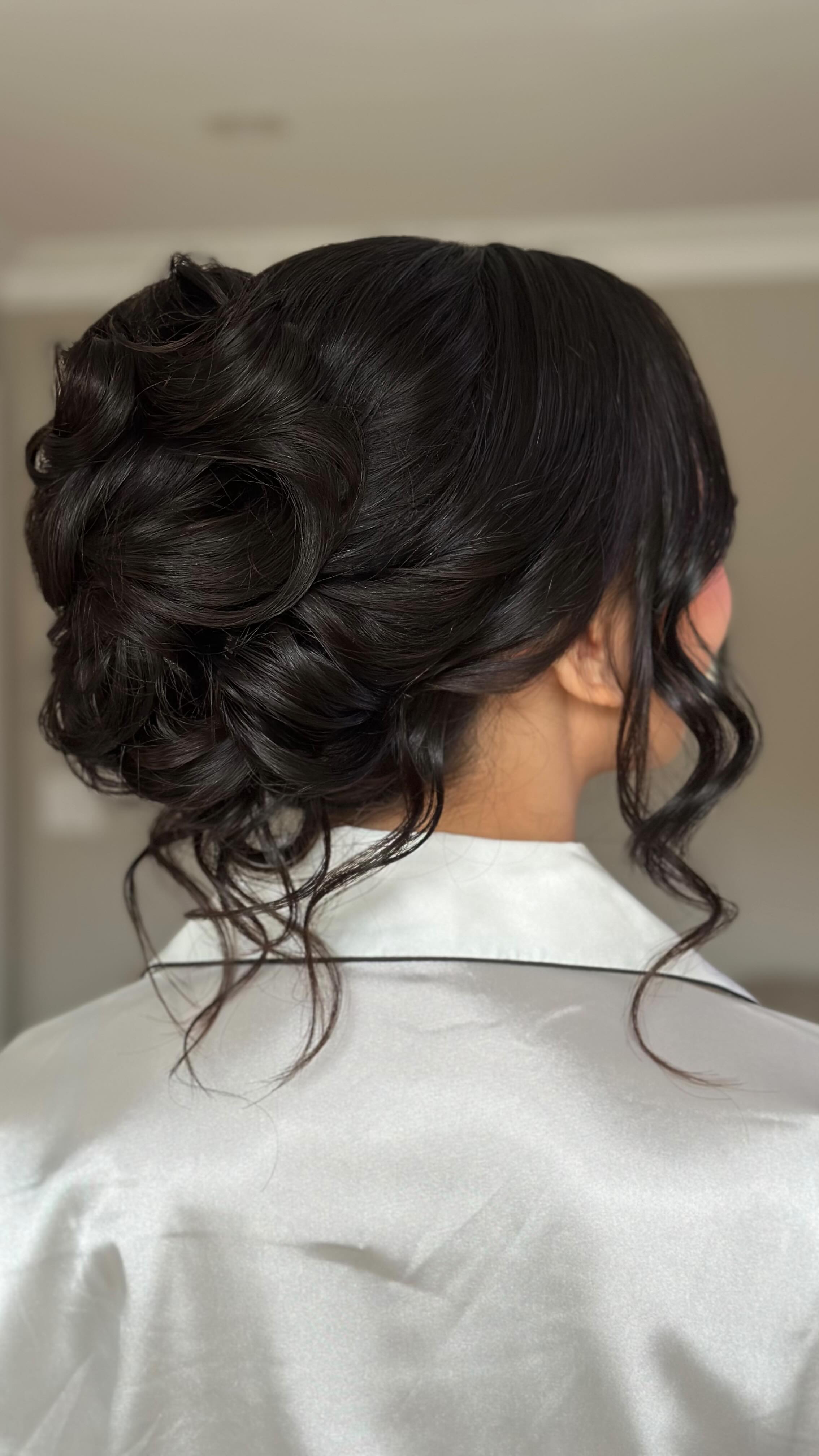 A moment for Sarah's updo 💍🤍
.
.
Makeup by @byvictoriaartistry
For SBS💕
.
#niagarahair #niagarahairstylist #updohairstyles #updos #updostyles #frenchtwist #frenchtwistupdo #updoinspiration #updoinspo #weddinghairideas #darkhairinspo