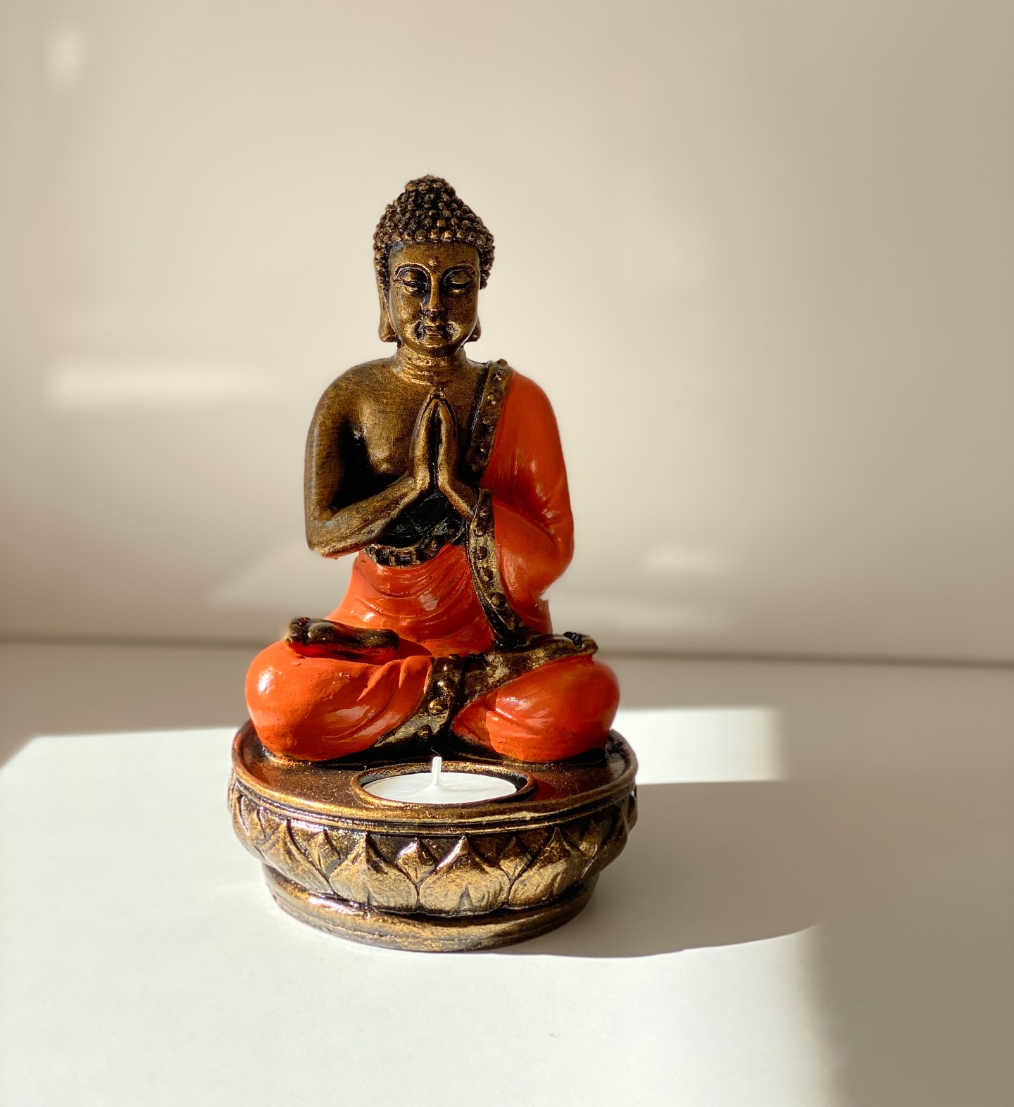 Možná se vám ještě vybaví příspěvek o tom, jak jsem nadšeně nakoupila mnoho velkých sošek Buddhy, Ganesh atd.a jak mi je následně přepravní firma doručila z 90% rozbité…
Toto jsou malé sošky, které cestu z Bali přežily a konečně jsem našla čas, vystavit je na e-shop. Můžete do nich vložit čajovou svíčku a nechat na sebe působit klid, který vyzařují.
Soška Buddhy je symbolem moudrosti, soucitu a blahobytu. Každé místo rozzáří a naplní ho pozitivní energií.
Pouze 1 ks od barvy skladem na
🕉️ www.zbozizbali.cz 🕉️