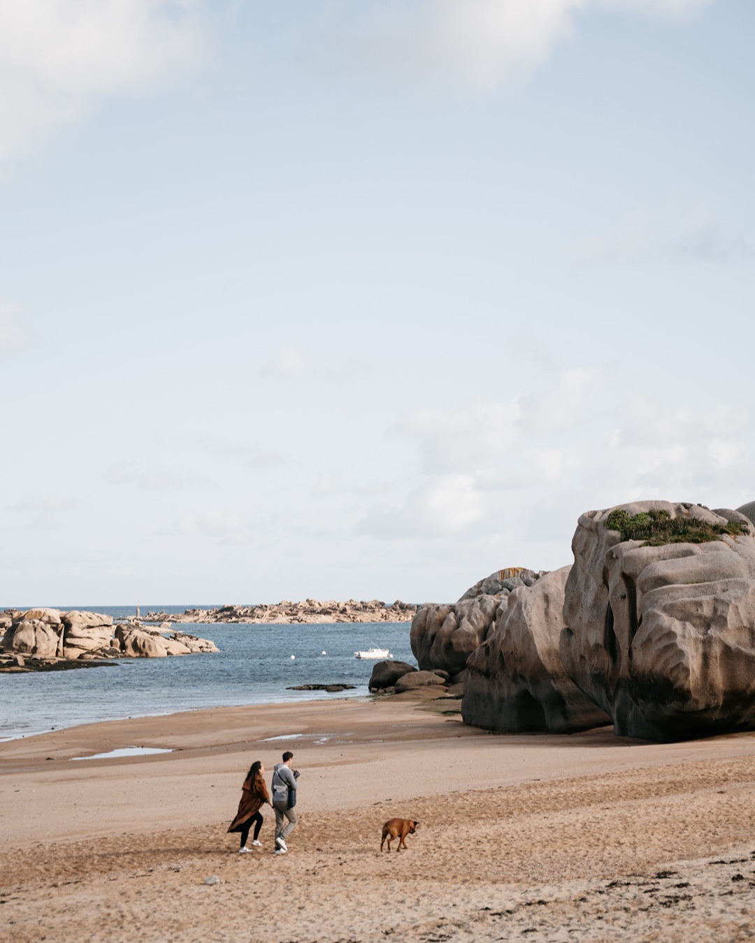 Un matin salé, le vent qui s’invite, les vagues qui dansent et vos petits bouts lovés tout contre vous, pour se rappeler la douceur de ces premiers mois 🤍
www.steffanyphotographe.com
#childhoodmemories #cotedegranitrose #bretagne #photographebretagne