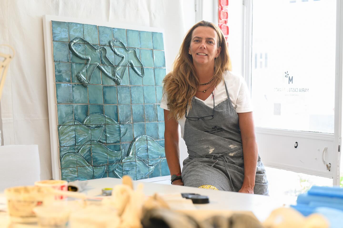 “Foi Daqui Que Vi Tudo”, 2025
85x85cm
.
“AZOREAN DREAM, Entre o gesto e a paisagem” @romanticultura @casino.azores
.
De 27 Setembro a 11 de Janeiro 2026
.
DISPONÍVEL
.
📸 @aazevedo
.
.
#mariacastelbrancoceramic #handamade #homedecor #inspiration #oneofakind #azoreandream #exhibition #contemporaryceramics #contemporaryart #tiles #azoreandream @anacristina.baptista.pt #flowers @vaniarebelopaim #nasceagua @quintadanasceagua #terceira