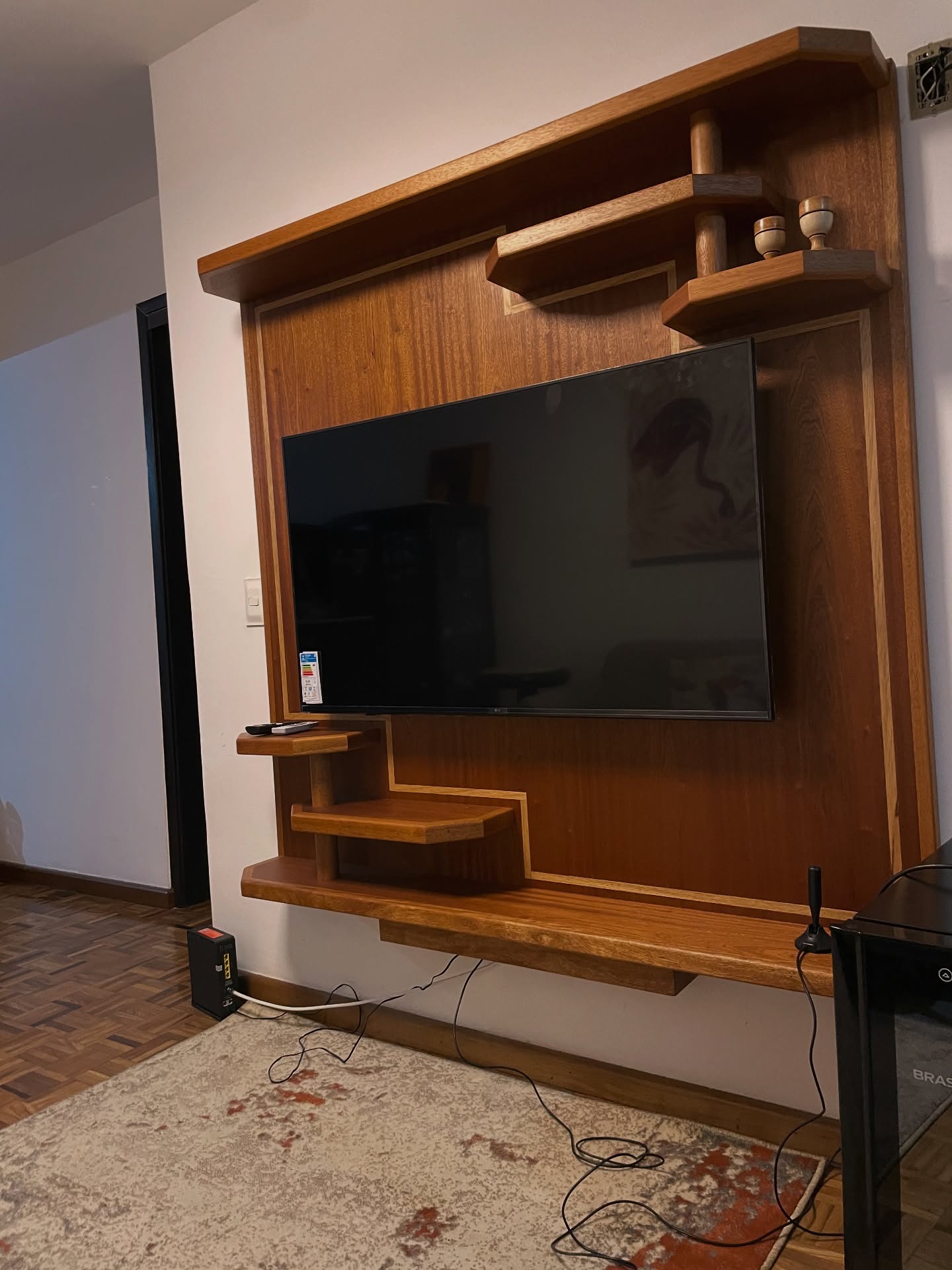 Nesse trabalho, o cliente buscava um design que harmonizasse com os móveis embutidos já existentes. Um desafio que exigiu atenção em cada detalhe!
Foram várias etapas: atualizar o desenho, encontrar soluções técnicas para garantir resistência, aplicar folha natural em grandes superfícies, executar encabeçamentos em meia-esquadria, peças torneadas e marchetaria de precisão.
Um projeto completo, que reuniu diversas técnicas da marcenaria tradicional e contemporânea, e que reforça o quanto esse ofício é feito de conhecimento, paciência, cuidado e muito carinho!