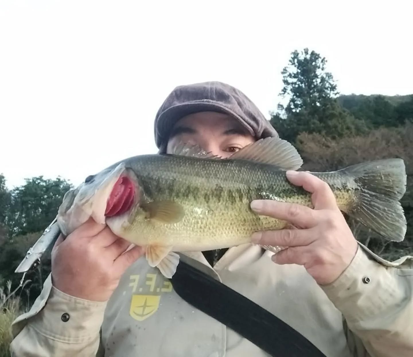 ・
またまた山口県の河崎さん
河崎さんも入手したての
デルピネ100BRで早速のバスを♬
まして立派な50upで通算81匹目!!
いつもホントに有り難い限りです
年内諦めてた中の
見事な50upバスおめでとう