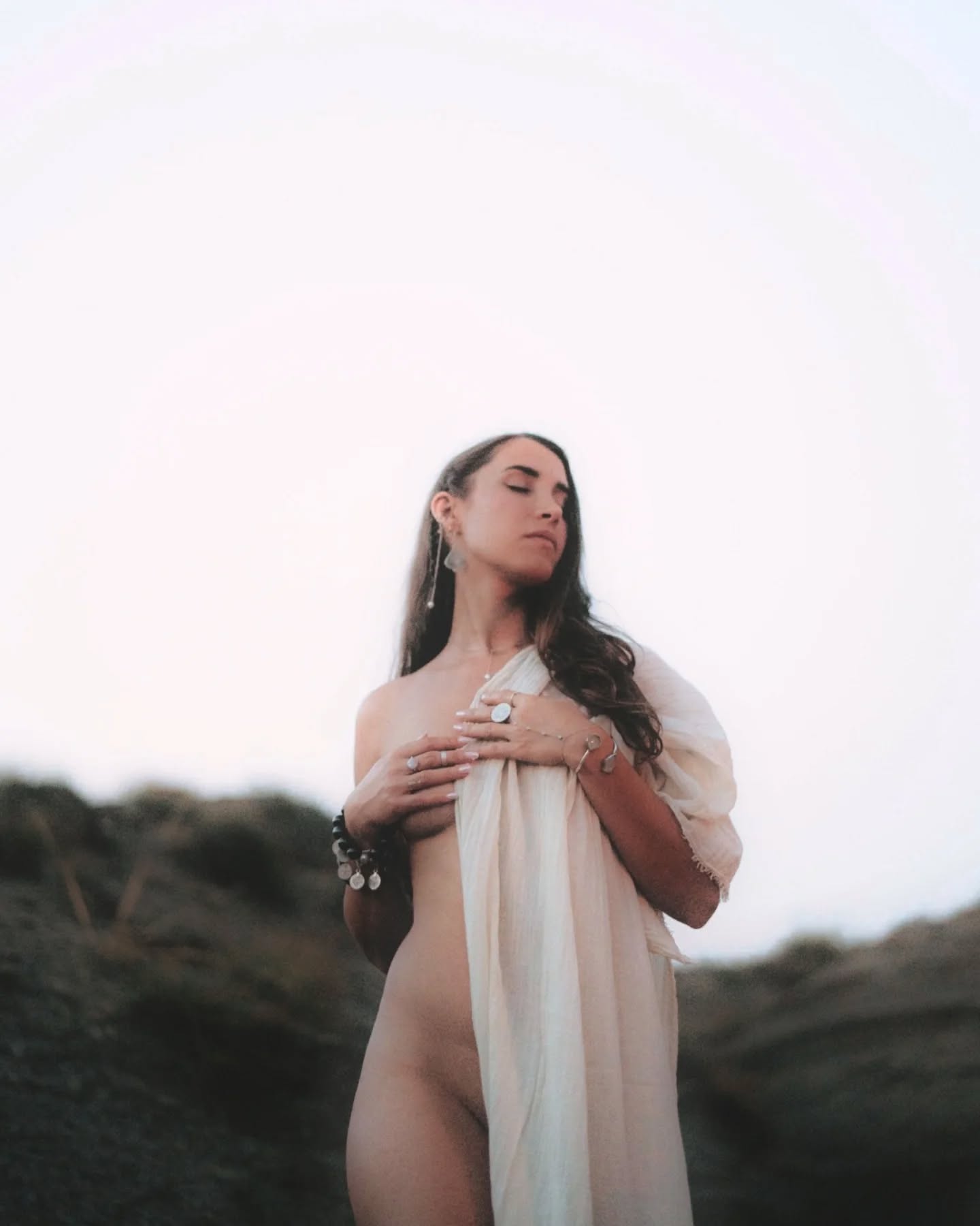 ✦ 𝒆𝒏𝒕𝒓𝒆 𝒍𝒆𝒔 𝒗𝒐𝒊𝒍𝒆𝒔
.
.
.
« 𝐿𝑜𝑟𝑠𝑞𝑢𝑒 𝑙𝑒 𝑣𝑜𝑖𝑙𝑒 𝑒𝑛𝑡𝑟𝑒 𝑙𝑒𝑠 𝑚𝑜𝑛𝑑𝑒𝑠
𝑆’𝑎𝑓𝑓𝑖𝑛𝑒 𝑠𝑜𝑢𝑠 𝑙𝑒𝑠 𝑙𝑢𝑒𝑢𝑟𝑠 𝑑’𝑢𝑛𝑒 𝑙𝑢𝑛𝑒 𝑝𝑟𝑜𝑓𝑜𝑛𝑑𝑒,
𝑇𝑒́𝑛𝑒́𝑏𝑟𝑒𝑢𝑠𝑒 𝑑𝑒𝑣𝑖𝑒𝑛𝑡 𝑙𝑎 𝑅𝑜𝑠𝑒,
𝐸𝑡 𝑎̀ 𝑛𝑜𝑠 𝑝𝑖𝑒𝑑𝑠 𝑠𝑒𝑠 𝑝𝑒́𝑡𝑎𝑙𝑒𝑠 𝑠𝑒 𝑑𝑒́𝑝𝑜𝑠𝑒𝑛𝑡.
𝐴𝑙𝑜𝑟𝑠 𝑙𝑒𝑠 𝑓𝑒𝑚𝑚𝑒𝑠 𝑠𝑒 𝑟𝑎𝑠𝑠𝑒𝑚𝑏𝑙𝑒𝑛𝑡,
𝑃𝑜𝑢𝑟 𝑑𝑎𝑛𝑠𝑒𝑟 𝑙𝑒𝑢𝑟𝑠 𝑜𝑚𝑏𝑟𝑒𝑠, 𝑒𝑛𝑠𝑒𝑚𝑏𝑙𝑒. »
.
Lorsque le voile entre les mondes s’affine,
la 𝗥𝗼𝘀𝗲 𝗱𝗲𝘃𝗶𝗲𝗻𝘁 𝗻𝗼𝗶𝗿𝗲, reflet d’obsidienne.
Elle plonge dans ses racines,
se souvient de la terre, du sang et du souffle.
Ce soir, elle murmure à nos cœurs :
la beauté n’est pas qu’éclat —
elle est aussi 𝗼𝗺𝗯𝗿𝗲, 𝘀𝗶𝗹𝗲𝗻𝗰𝗲 𝗲𝘁 𝘁𝗿𝗮𝗻𝘀𝗺𝘂𝘁𝗮𝘁𝗶𝗼𝗻.
🖤
Ce jour est un 𝘱𝘢𝘴𝘴𝘢𝘨𝘦.
Un seuil entre la fin et le recommencement,
entre la chair et l’âme.
Il nous invite à honorer ce qui s’est éteint,
nos morts, nos blessures,
nos anciennes peaux prêtes à se dissoudre.
Pétale après pétale,
nous déposons nos fardeaux dans le calice du renouveau.
Et nous dansons nos ombres, ensemble,
pour renaître, plus vraies, plus entières,
dans l’extase de nos chairs qu’ils ne brûleront plus.
↠ 𝙌𝙪’𝙚𝙨-𝙩𝙪 𝙥𝙧𝙚̂𝙩𝙚 𝙖̀ 𝙡𝙖𝙞𝙨𝙨𝙚𝙧 𝙢𝙤𝙪𝙧𝙞𝙧 𝙥𝙤𝙪𝙧 𝙩’𝙤𝙪𝙫𝙧𝙞𝙧 𝙖̀ 𝙩𝙖 𝙥𝙧𝙤𝙘𝙝𝙖𝙞𝙣𝙚 𝙛𝙡𝙤𝙧𝙖𝙞𝙨𝙤𝙣 ?
📷 par @sylvana_mele @eyes.of.amore ♡
___
#alrosena #femininsacre #feminindivin #therapeuteholistique #mystèreféminin #voiedelarose #paris #samhain #halloween #rituel #sorcière #witchvibes #rosenoire #cycledelavie #mystiqueféminine #sororité #souverainetéféminine #witch #soeurciere