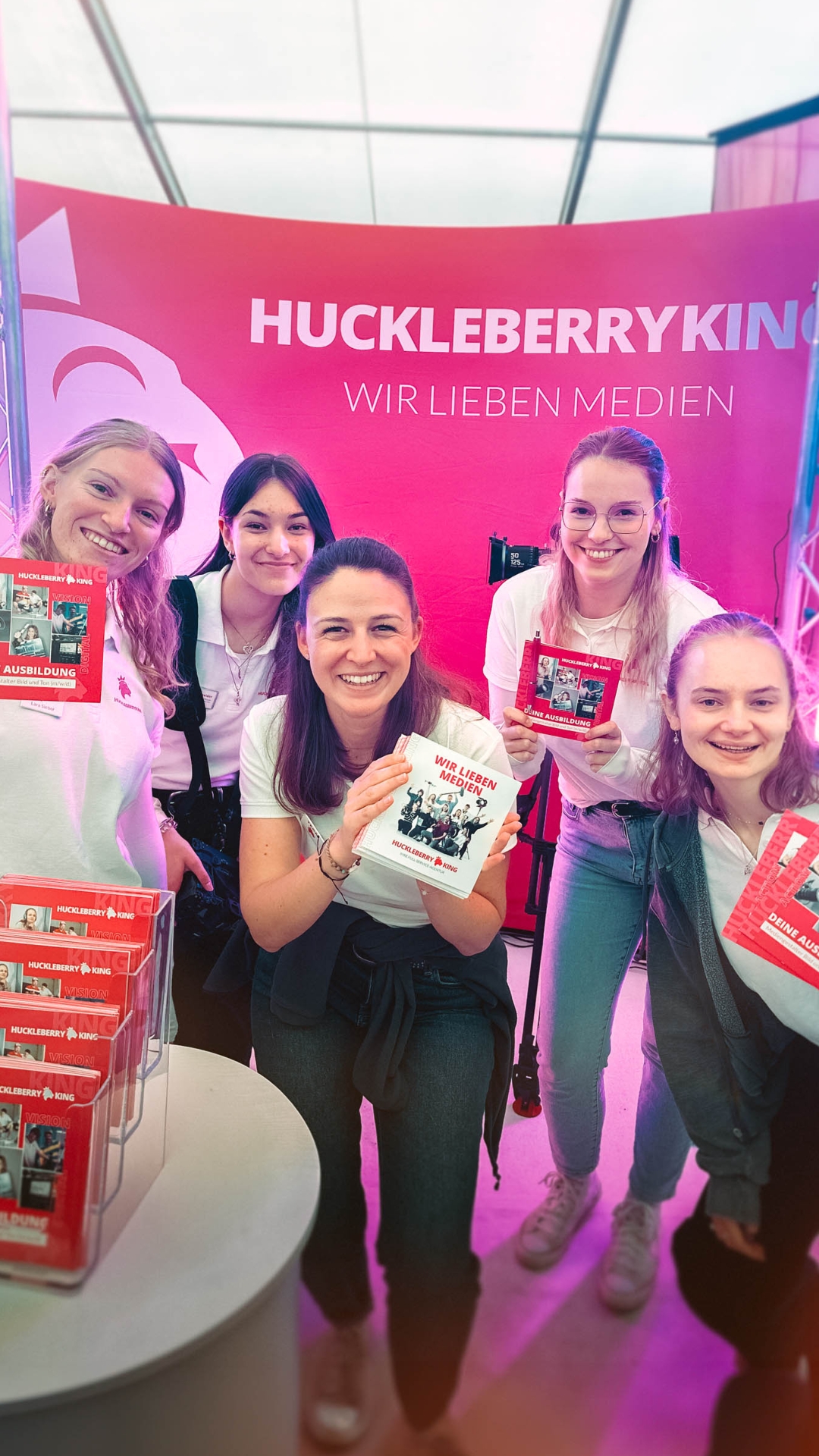 🎥 Mediengestalter Bild & Ton bei Huckleberryking
Das war unser Tag beim Berufswegekompass in Harburg. 😍
Wir haben gezeigt, was dich in dieser Ausbildung erwartet – abwechslungsreiche Aufgaben, kreative Projekte und spannende Drehs rund um Film, Foto und Gestaltung. 🎓🎬
Wir gehören zu den wenigen Betrieben im Donau-Ries, die diesen Beruf ausbilden. 🎥✨
Ebenfalls gefreut haben wir uns, dass so viele andere Betriebe vor Ort waren, die wir im Vorfeld mit Recruiting-Filmen, Fotos, Flyern und Plakaten ausgestattet haben. 🙌
👉 Du willst deine Ausbildung bei uns starten?
Oder dein Unternehmen sichtbar machen und die richtigen Bewerber erreichen?
Dann melde dich bei uns – www.huckleberryking.com 🚀 (🔗 Link in Bio)
Wir freuen uns auf dich! 😍
#berufswegekompass #harburg #donauRies #ausbildung #recruitingkampagne #mediengestalter #filmproduktion #fotoproduktion #sichtbarkeit #huckleberryking