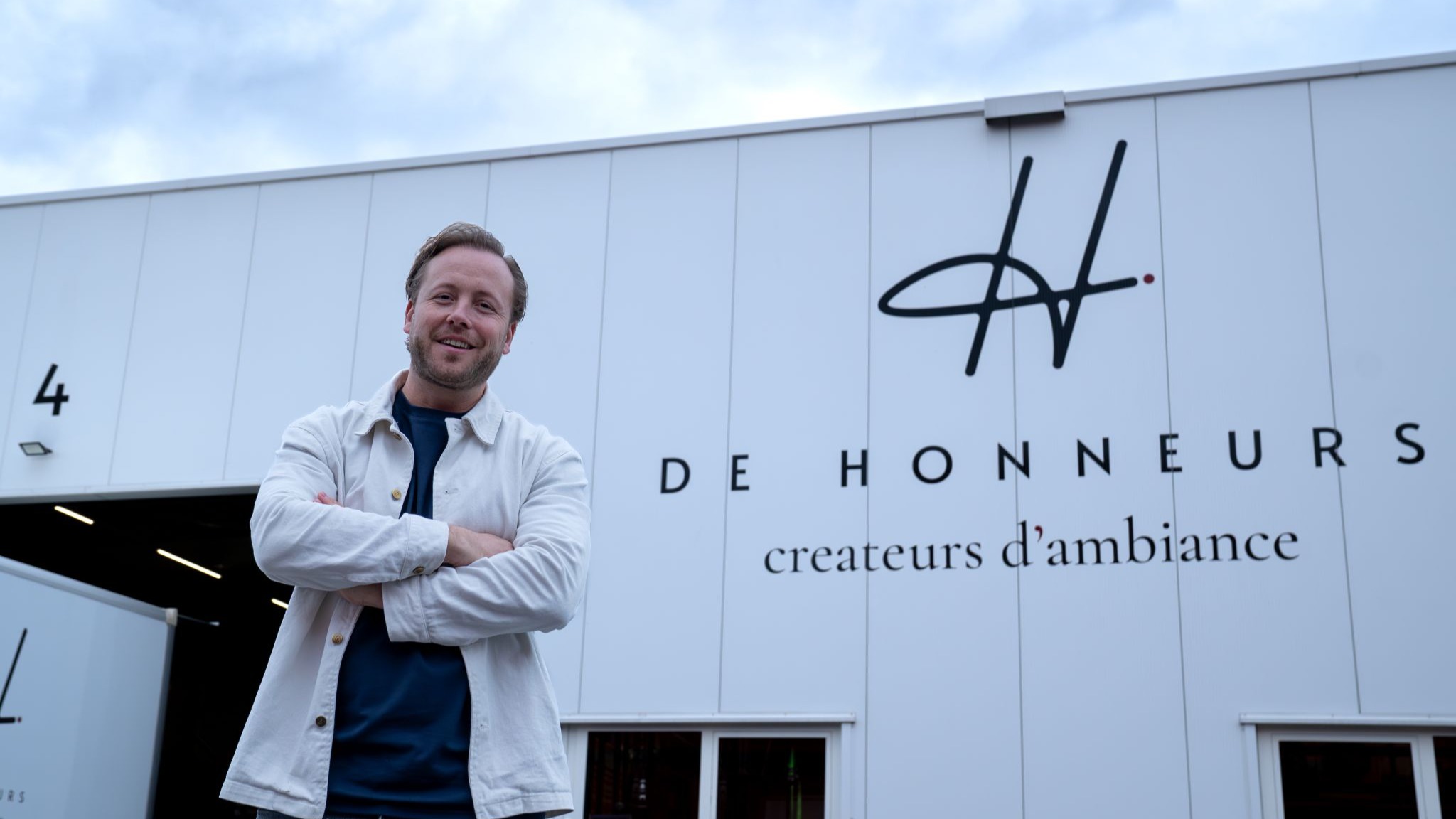 Wat een mooie mijlpaal! Joris Kuik van de De Honneurs is genomineerd voor Ondernemer van het Jaar Nijmegen 2025
En dat is volledig terecht!
Sinds onze samenwerking heb ik Joris leren kennen als een ondernemer met lef, visie en een enorme drive om te groeien.
Het afgelopen jaar hebben we intensief gewerkt aan focus en fine-tuning om écht next level te gaan.
Wat mij het meest inspireert: wie dag in, dag uit blijft bouwen, wint altijd. Dit succes is geen toeval, het is het resultaat van consequente doorzettingsvermogen en elke dag opnieuw kiezen voor groei. Joris is daar het levende bewijs van.
Houd dit bedrijf de komende tijd goed in de gaten, want Joris en zijn team staan elke dag klaar om jouw feest, partij of event onvergetelijk te maken.
Ik ben ontzettend trots op wie Joris is als mens en leider, en deze nominatie is een prachtige erkenning voor al het harde werk.
Stemmen is helaas niet mogelijk, de jury heeft het laatste oordeel! Ik hoop dat zij zien wat ik zie: een ondernemer die deze titel meer dan verdient.
21 november is het zover, dan wordt de winnaar bekendgemaakt.
Joris, ik ben trots op wat jij samen met je team hebt neergezet!