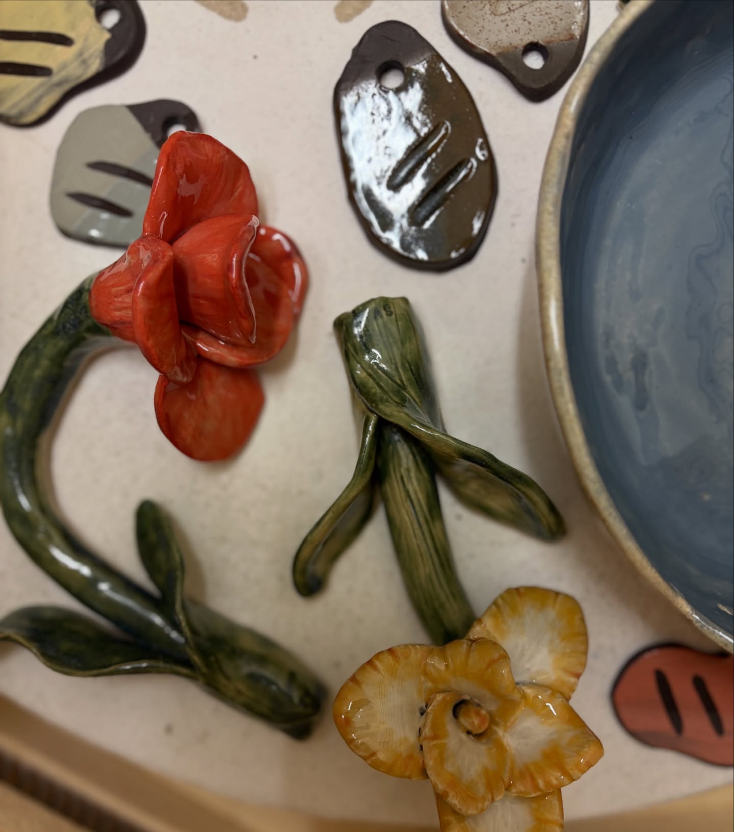 Christmas is coming 🤶 do you wanna be the bearer of the best gifts?
Join one of our 7-weeks hand building pottery courses and make those lil’ things that will knock everyone’s socks off. 🧦🎄
STARTING THIS WEEK
(27 Oct -11 Dec)
Mon 19:00 (beginners only) 2 available spots
Tue 19:00 (levels 2&3) FULLY BOOKED
Wed 09:00 (all levels) 2 available spots
Thu 19:00 (all levels) 2 available spots
BOOK ONLINE
https://www.theclaytable.nl/handopbouwlessen