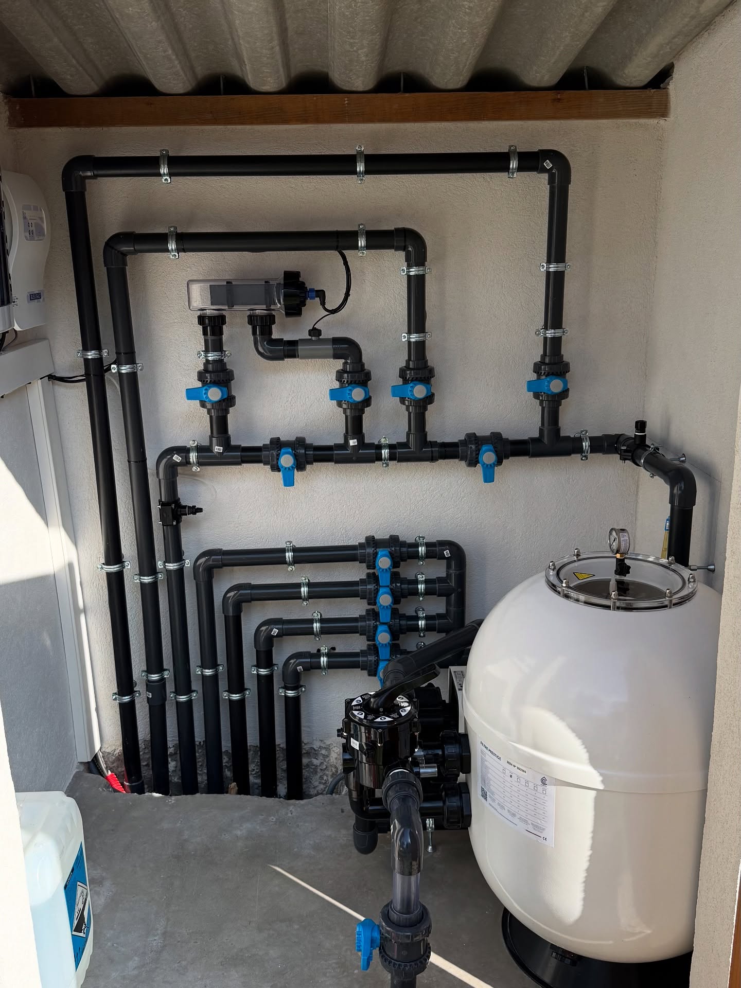 Fini les galères ! Après des années avec un local technique enterré qui prenait l’eau chaque saison, ce client nous a fait confiance pour tout transformer. Résultat : un local technique moderne, bien pensé, avec une filtration complète, un traitement automatique et une pompe à chaleur pour un confort total. ☀️