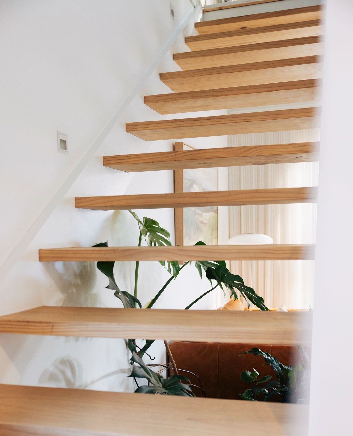 Things are looking up!
Open tread stair cases draw natural light into the stairwell and create a sense of openness in the transition between living zones.
🔨 Byron Bay Builder & Carpenter - home renovation specialists