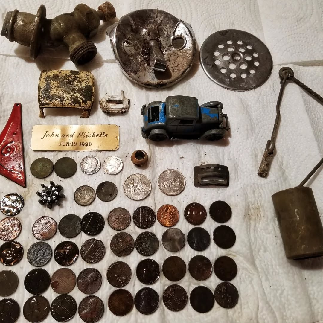 I'm not a ho but I've been known to get on my knees for pennies 😬🤣 had another great dig day!!! Dug two silver Roosevelt's, 2 wheat pennies, an interesting ear ring piece and a new favorite tootsie toy amongst lots of other stuff. #LToutdoors #metaldetecting #treasure #history #garrettmetaldetectors #silver #coins #relics #toys