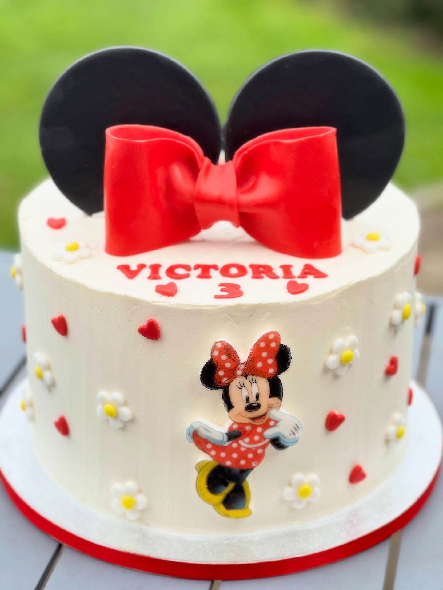 It's a Minnie Mouse party and cake is the guest of honor! Celebrating a 3rd birthday @daisyslittlecakeshop #birthdaycake #happybirthday #happy3rdbirthday #minniemousecake #minniemousebirthday #sayitwithcake #besopkecakes #celbrationcake