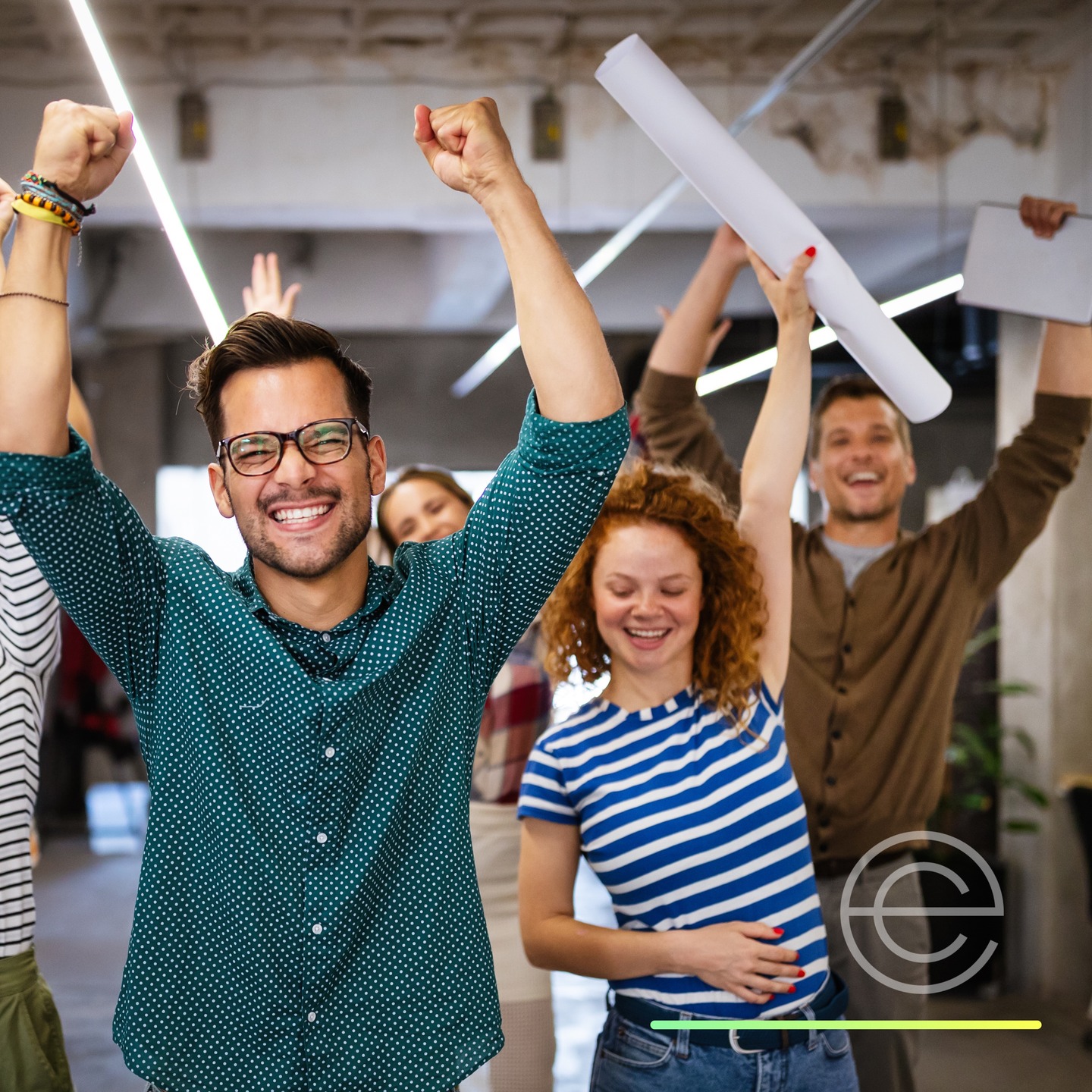 Diversität als #Innovationsfaktor und Ressource?
#Diversität in Teams und Organisationen schafft messbar mehr Innovationskraft, Kreativität und Problemlösungskompetenz. Studien zeigen, dass vielfältig zusammengesetzte Teams bessere Entscheidungen treffen, schneller lernen und nachhaltigere Ergebnisse erzielen. Unternehmen, die die Potenziale ihrer Mitarbeitenden gezielt fördern und Diversität als Stärke begreifen, steigern nicht nur ihre Innovationsfähigkeit, sondern auch die Zufriedenheit und Motivation ihrer Beschäftigten.
Diversität sollte daher nicht nur als Herausforderung, sondern als Ressource verstanden werden, als ein Motor für Wandel, Kreativität und #Zukunftsfähigkeit. Führungskräfte spielen dabei eine zentrale Rolle: Sie schaffen die Rahmenbedingungen, in denen unterschiedliche Perspektiven wertgeschätzt, eingebracht und produktiv genutzt werden können.
Diversitätskompetenz als Faktor der #BurnoutPrävention:
Ein inklusives Arbeitsumfeld wirkt nicht nur leistungsfördernd, sondern auch präventiv gegen Überlastung und #Burnout. Untersuchungen zeigen, dass Beschäftigte, die sich zugehörig, respektiert und fair behandelt fühlen, deutlich weniger Erschöpfungssymptome entwickeln. Eine wertschätzende und diversitätssensible Führung trägt dazu bei, psychologische Sicherheit zu schaffen; ein Gefühl, das Stress reduziert und Zusammenarbeit stärkt.
#Diversitätskompetenz kann so als Schutzfaktor für die #mentaleGesundheit verstanden werden. Sie fördert Vertrauen, Zugehörigkeit und Selbstwirksamkeit: zentrale Ressourcen, die in Organisationen langfristig #Resilienz und Bindung aufbauen.
Diversität ist kein zusätzlicher Organisationsaufwand, sondern ein zentraler Bestandteil gesunder, lernfähiger Strukturen. Wer Vielfalt ernst nimmt, investiert in Innovationskraft, psychische Gesundheit und nachhaltigen Erfolg.
Quellenhinweis:
Dieser Beitrag basiert auf aktuellen Studien und Reports, darunter Arbeiten von Whiteleather et al. (2024), Behnke et al. (2023), der Boston Consulting Group (2018 / 2023), McKinsey & Company (2020) sowie Demerouti & Adaloudis (2024).