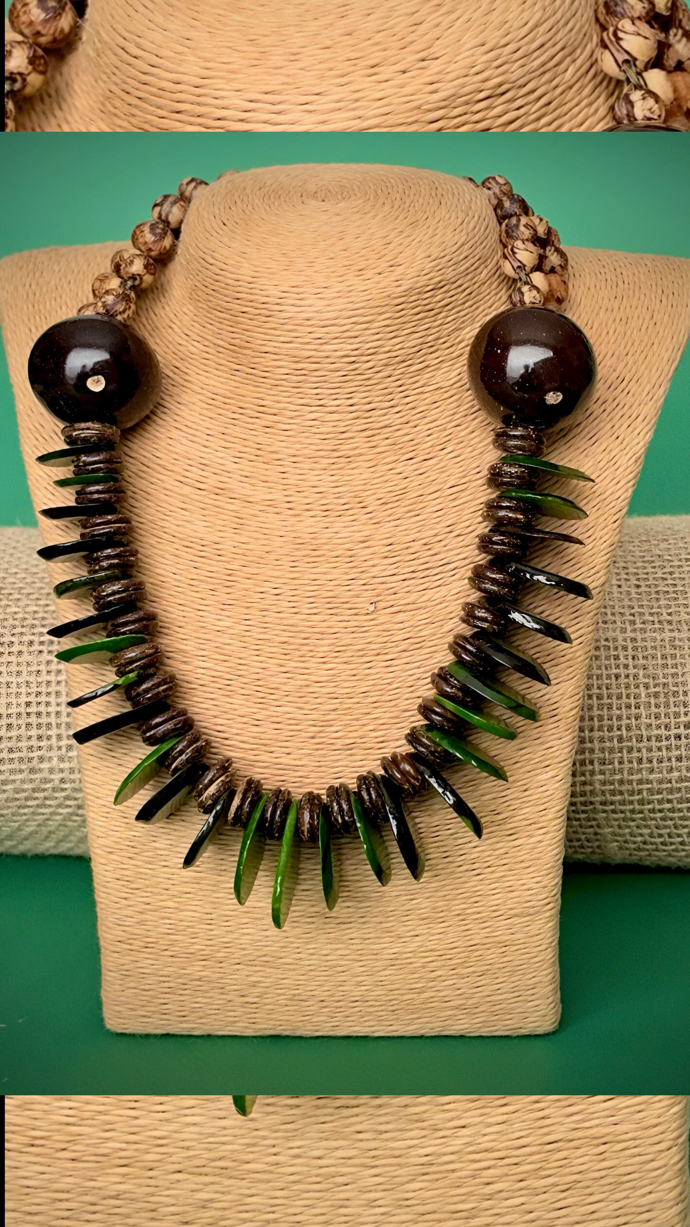 Nosso colar da Coleção Amazônia feito com jarinas cortadas e tingidas em verde, tucumãs e açaí rústico é aquela biojoia feita à mão que conta história.
Não perca a chance de ter a sua acessando a nossa loja virtual.
Aproveite, ainda, o FRETE GRÁTIS para compra de quaisquer produtos pronta entrega.
#luxosustentavel
#elegancianatural
#biojoiasexclusivas