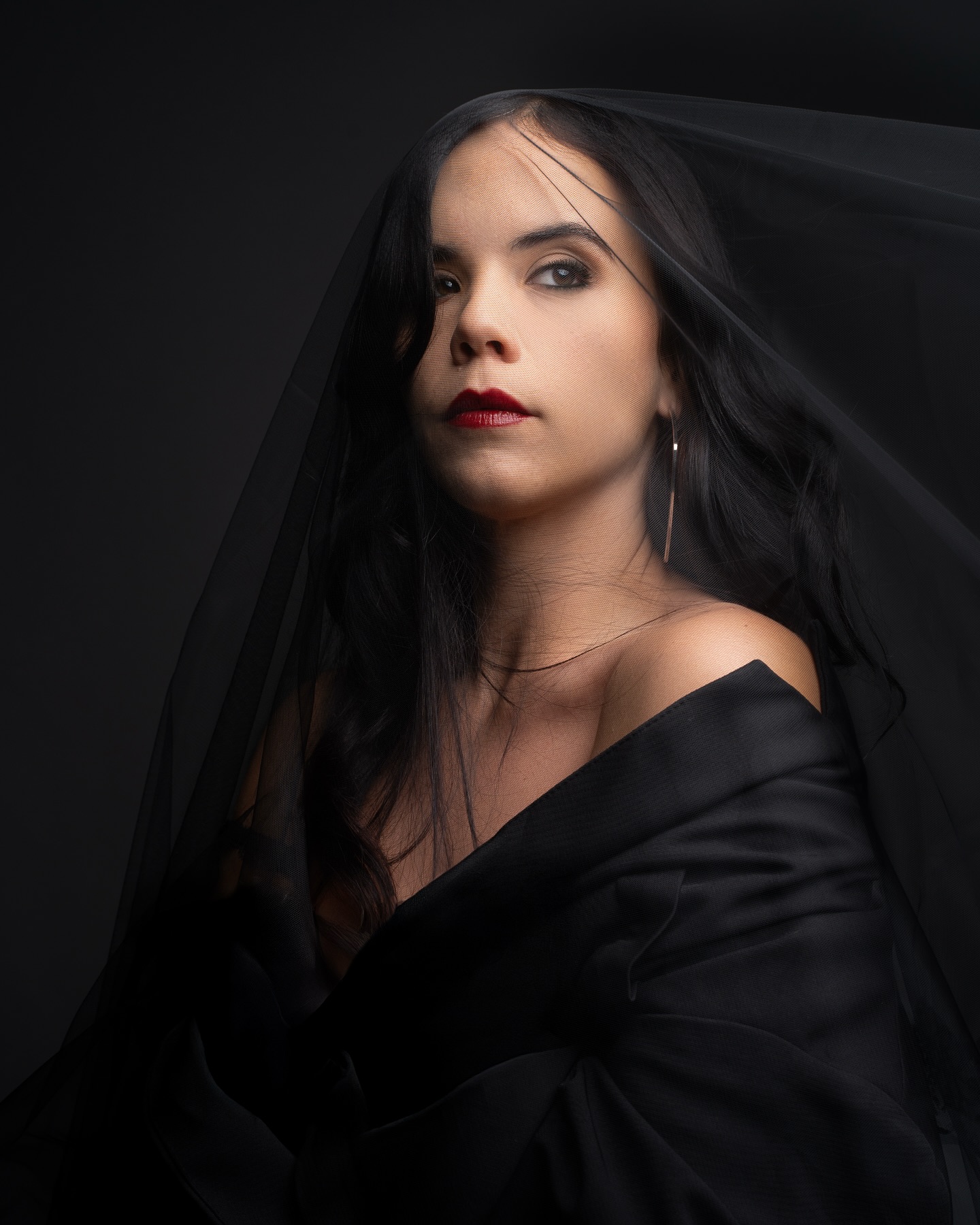 Elle avance comme une lumière discrète, capable d’adoucir le monde sans jamais en demander la permission. ✨
Photo @audrey.bow
MUA @maiwen_mua
Studio Clotis Paris