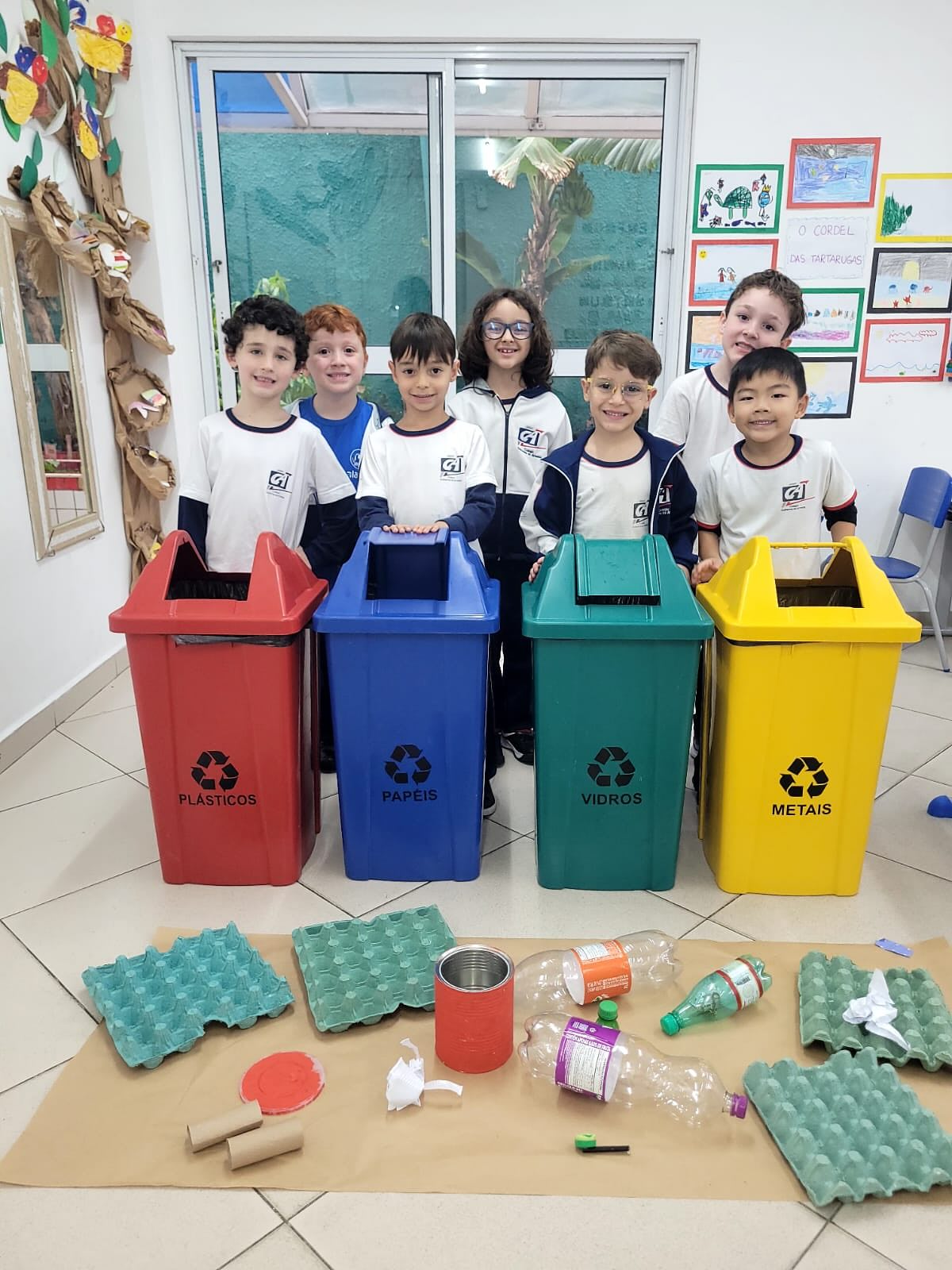 Aprendendo na prática!
Os alunos do Pré II C colocaram a mão na massa e aprenderam, de forma divertida, sobre reciclagem e coleta seletiva! 🌎💚
Em uma atividade prática, cada criança escolheu o tipo de material que iria descartar e identificou a lixeira correta para o seu destino. Assim, compreenderam a importância de separar o lixo corretamente e de cuidar do nosso planeta desde cedo! 🌱
#somosga #angloalante
#colegioguilhermedealmeida