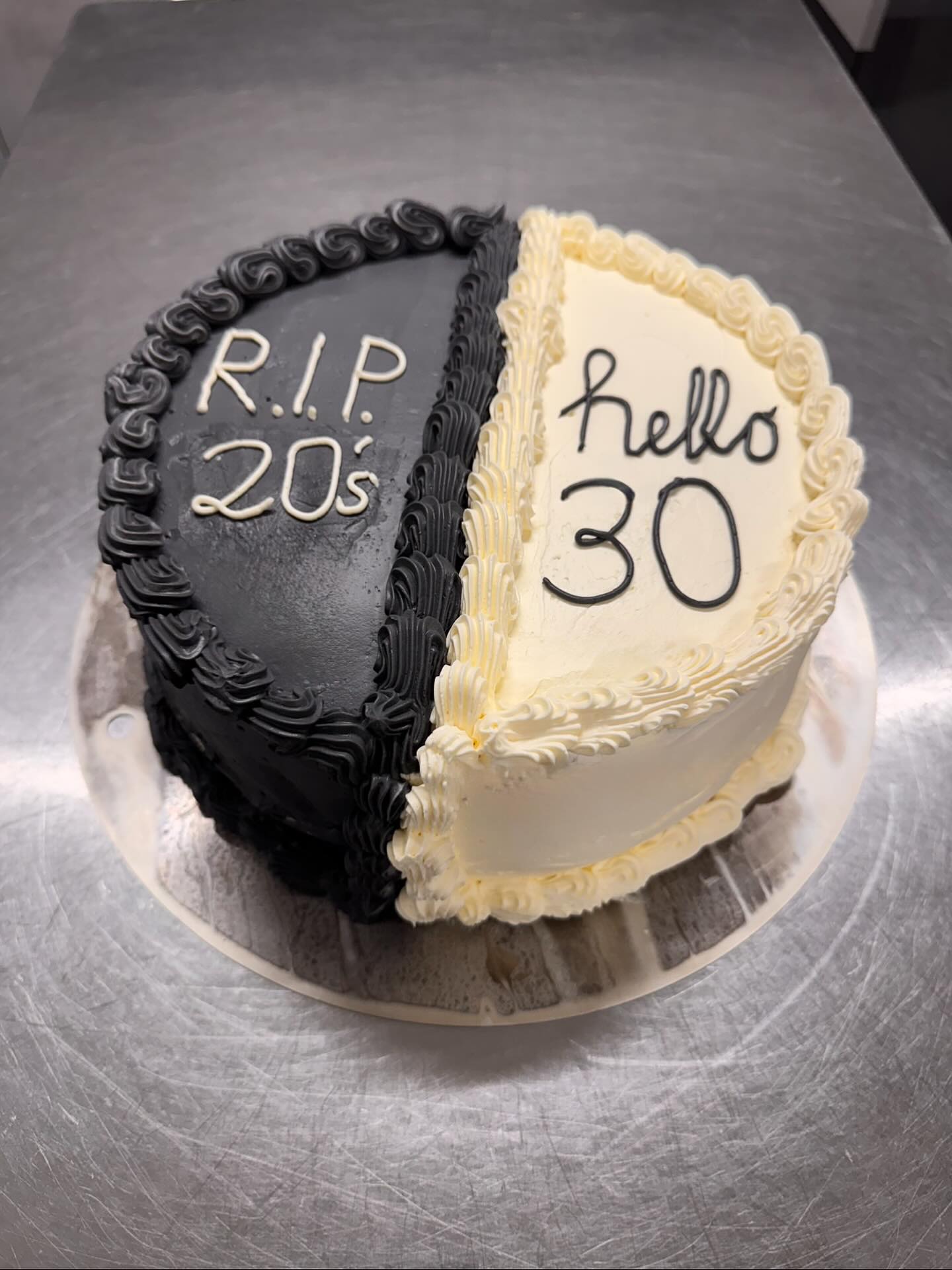 So süss kann Abschied sein!
Mit Schoko🍫und Frucht🍓ins neue Lebensjahr mit unserer RIP 30th‘s Torte!
#bakecraft#cake#motivtorte#geburtstag#