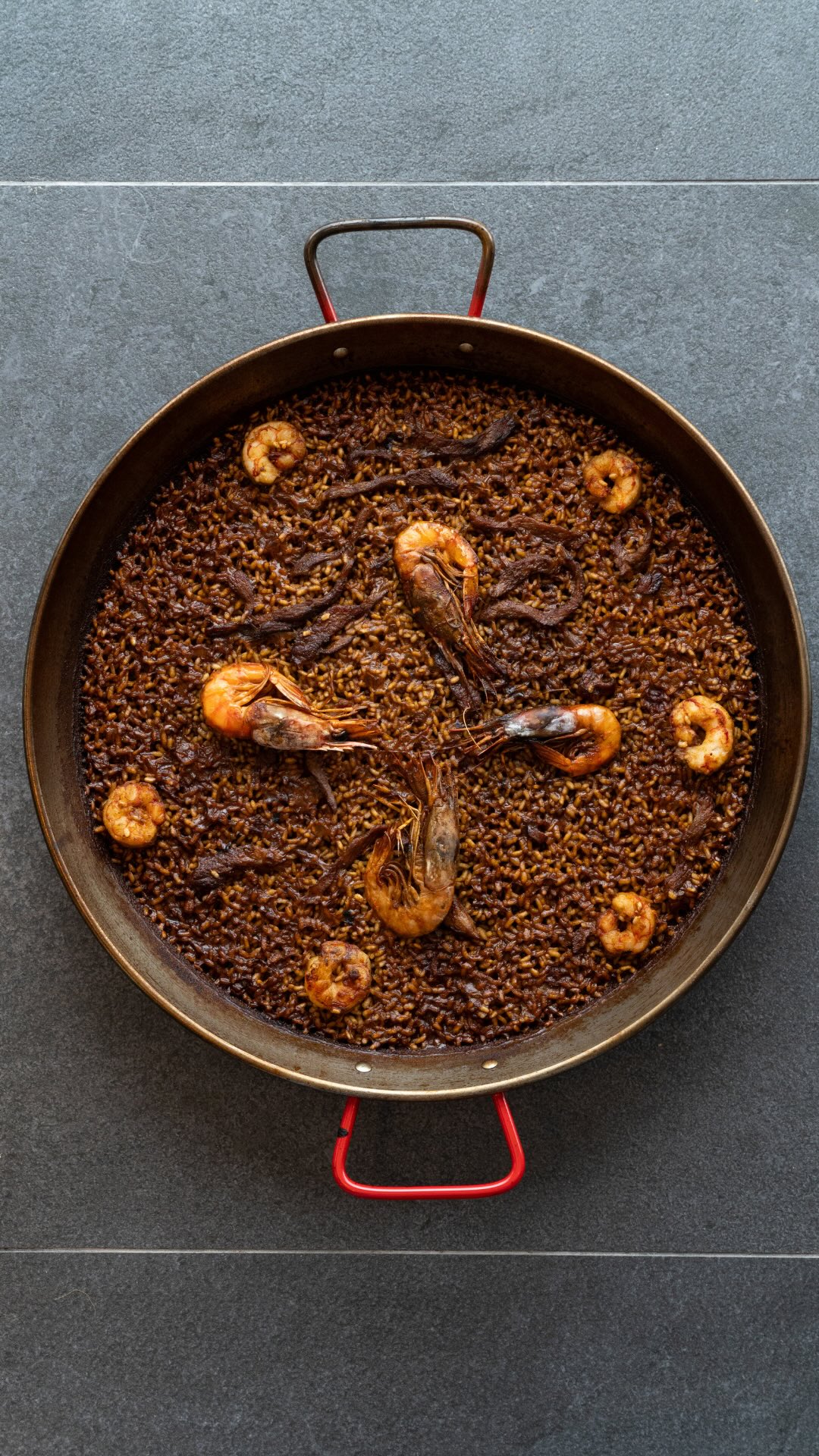 Paella de presa ibérica y gambas 🦐
Cocinada a fuego lento, servida con vistas al mar y pensada para disfrutar sin prisas.
Un arroz lleno de sabor que combina lo mejor del mar y la montaña.
¿Vienes a probarla?
📍 Port d’Aiguadolç, Sitges
📲 A través de nuestro teléfono 936 001 332 o en nuestra web
#restaurante #OlaveSitges #SaboresDelPuerto #restaurantemediterraneo #olave #sitges #portsitges #restaurantesitges #menuarroz #arroces #mariscos #pescadosfrescos #carnes #sabormediterraneo #tapas #gastronomia #food#restaurantesenbarcelona #mediterraneancuisine #portdaiguadolç #foodiesbarcelona