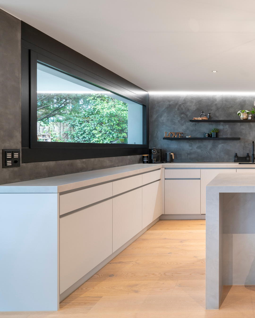 Schlicht im Look, aber voller Charakter
Diese Küche verbindet klares Design mit hochwertiger Handwerksarbeit. Die matten, weißen Fronten harmonieren wunderbar mit der Betonoptik der Arbeitsplatte und schaffen eine ruhige, stimmige Atmosphäre.
#kitcheninspo #naturalinteriors #kitchendesign #subtleluxury #aesthetickitchen #dreaminterior #neutraltones #refinedspaces #interiorstyling #kitchengoals