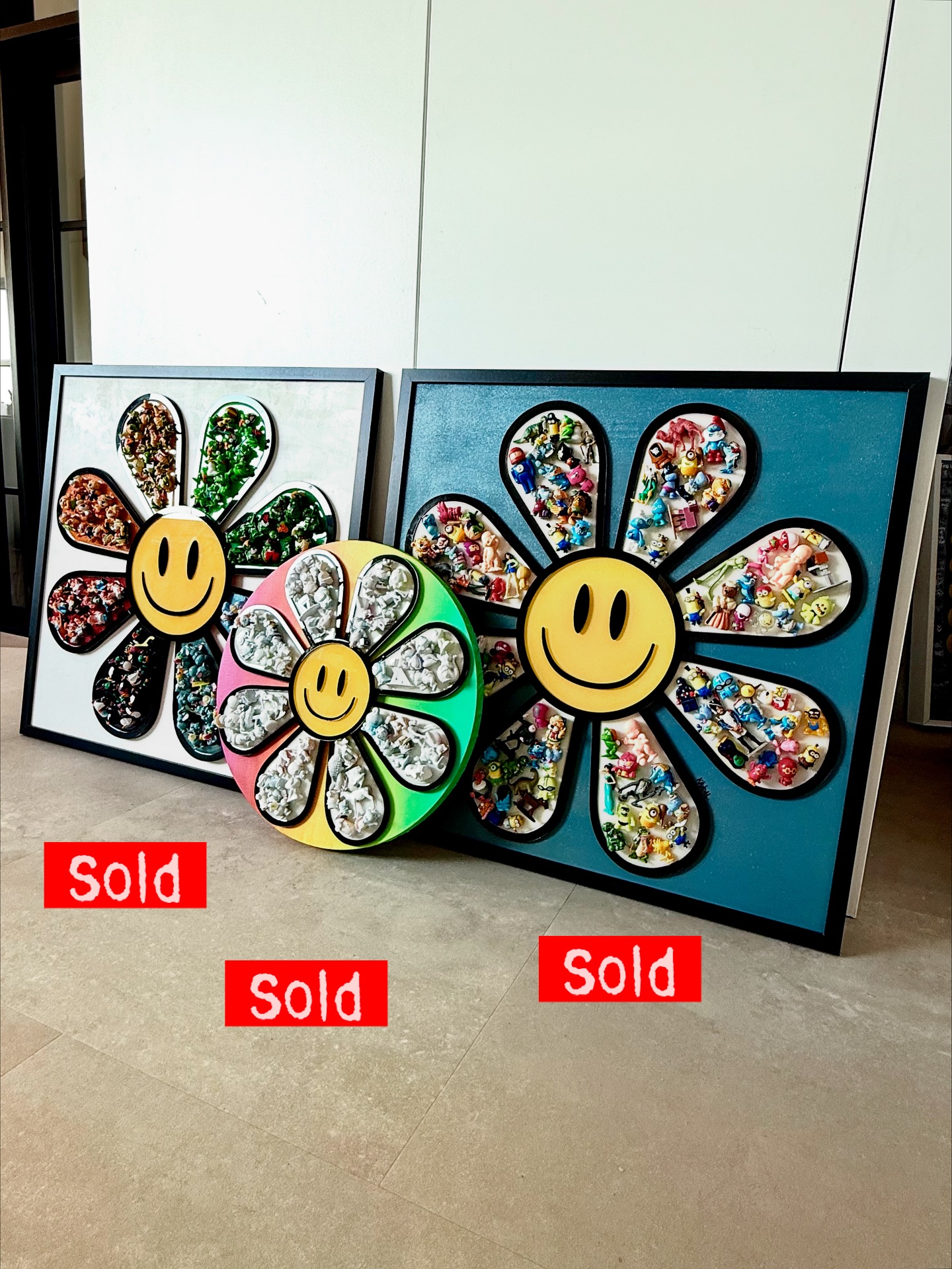 My “Happy days” series is SOLD out 🔴🔴🔴
But it doesn’t mean it’s over!
Swipe to the last image to see my new WIP one with new 90’s vintage Kinder surprise toys I just received from italy!
It is a commission as 2 buyers wanted the same one as the one in the 4th slide 😅 (not a bad problem to have as an artist)
But as all my pieces are unique, it will of course be different 😉
Hit me up if you’d also like a commissioned Daisy with specific toys.
#katvandal #toyart #happyart #daisyart #popart #femaleartist