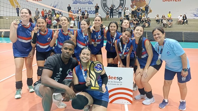 🏐 Noite de alegria e muita emoção!
Hoje, 05/10, as meninas do Sub-14 Feminino conquistaram o ouro no vôlei LEG, em uma final inesquecível!
Parabéns, meninas, e parabéns, prof. Lilian! 👏
Vocês arrasaram, estamos muito orgulhosos de cada uma de vocês! 💙
Um agradecimento especial ao jogador Maykrol Navarro, do Guarulhos Batubet, que entregou as medalhas e o troféu à nossa equipe campeã! 🏆
#somosga #angloalante
#colegioguilhermedealmeida