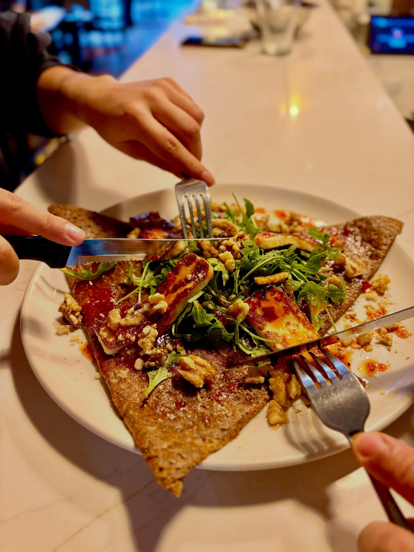 Notre spéciale du moment: la Chypriote!
Avec du fromage Halloumi, de la roquette, une sauce aigre-douce miel tomates séchées, des noix de Grenoble.
Pour un temps limité seulement!