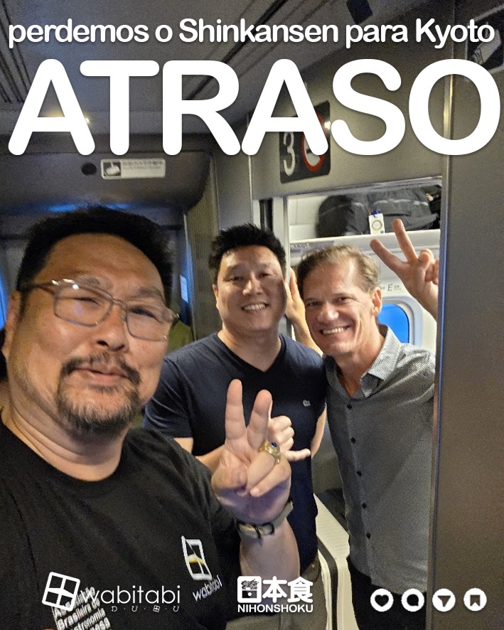E depois de tantas emoções gastronômicas e etílicas em Hyogo, claro que o dia não poderia terminar de outro jeito: com emoção!
Saímos correndo feito uns malucos para a estação de Shin-Kobe 新神戸, e até o motorista entrou na vibe — pisando fundo como se fosse o último shinkansen do Japão.
Rimos tanto da situação... até perceber que, sim, perdemos o Trem Bala.
Lá fui eu, @adegao, conversar com a equipe da JR Japan Rail, ouvindo o veredito:
“As oito passagens foram invalidadas. Não é possível embarcar no mesmo trem nem nos assentos da cabine Green (a Classe Executiva).”
A solução?
Viajar no vagão de assento livre, torcendo para sobrar lugar.
Mas como mostra a foto, não sobrou: fomos em pé até Kyoto.
Felizmente, a viagem durou apenas 32 minutos — o tempo perfeito para rir do próprio perrengue.
Porque no fim das contas, é isso que faz uma boa viagem: um toque de caos, boas risadas e uma lembrança que ninguém esquece.
#WabitabiTour #AdegaoNoJapão #PerrengueChique #Shinkansen #JRJapanRail #HyogoKyoto #ViagemComEmoção #SakeTrip #CulturaJaponesa #TurismoNoJapão #NadaGogo #KyotoBound #WabiSabiNaPrática #SakeExperience