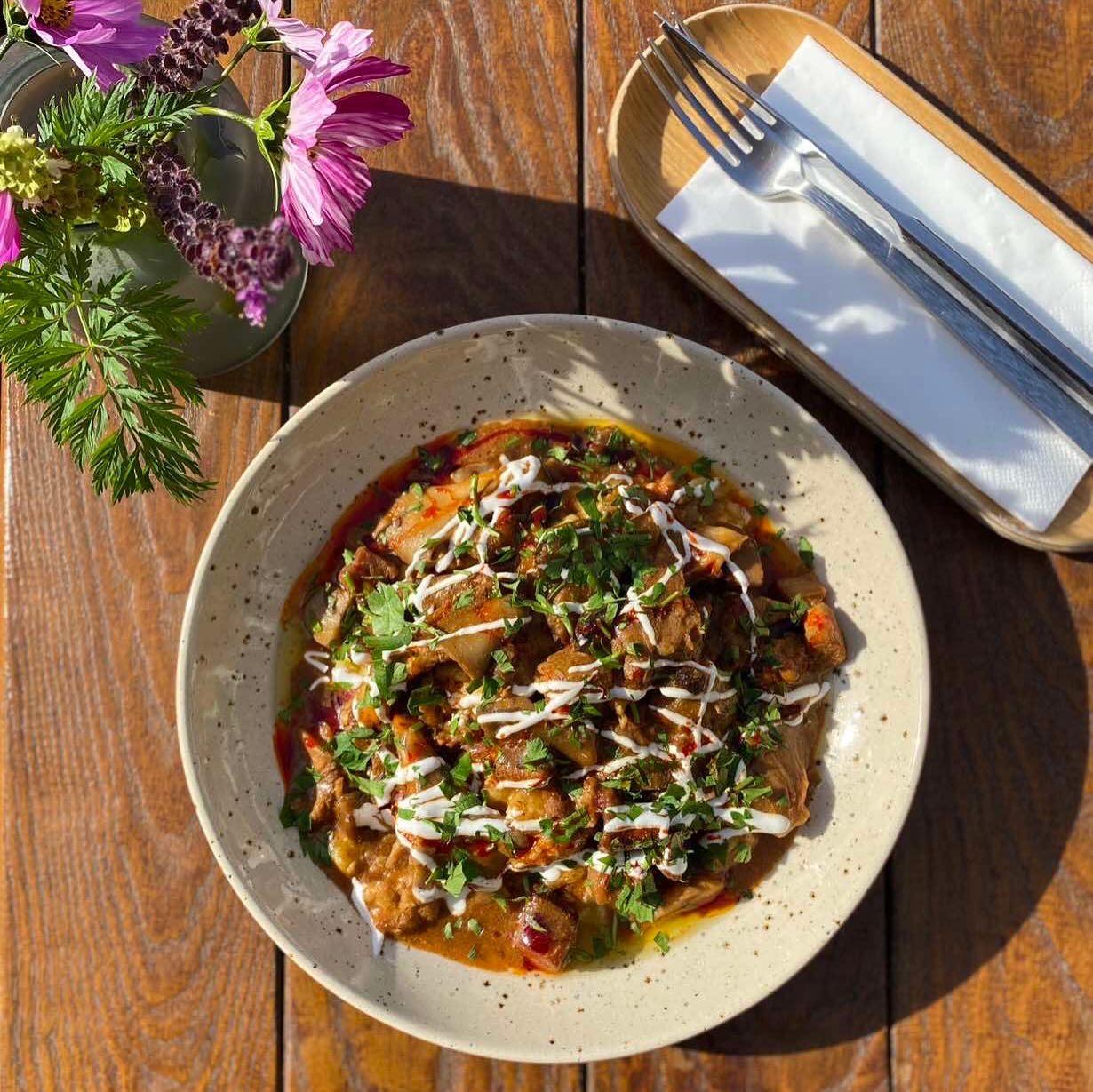 Heti menü a Grandban (2025.10.27 - 2025.11.02)
Hétfő - péntek 11.30 - 15.00
Szombat-vasárnap 11.30-17.00
Kápiakrémleves chorizo-chipsszel
Újházi-tyúkhúsleves
Bakonyi sertésragu juhtúrós galuskával
Narancsos kacsacomb forgatott burgonyával
Paszternák-variációk baconnel és sertésszűzzel
Füstölt lazac kéksajttal, körtével és citromfüves joghurttal rukkola salátaágyon