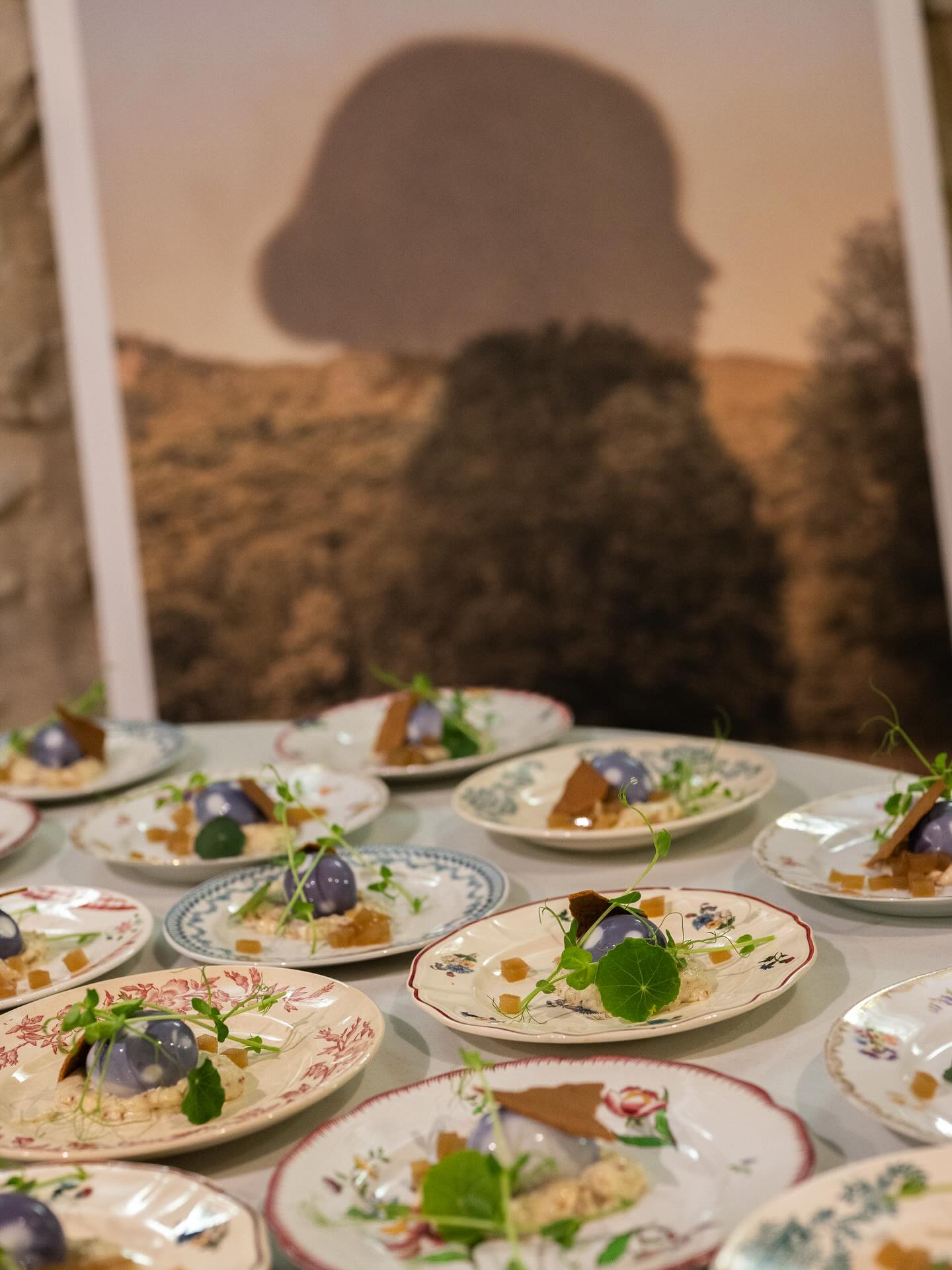 Ensemble ✌️
Retour sur la grande tablée, moment hors du temps au Château de Menthon où nous avons eu la joie de cuisiner avec la haute voltige de la gastronomie @closdessens et notre voisin du quartier des romains @choralrestaurant
L’oeuf mayo nous a semblé une évidence pour représenter la cuisine bistro avec une touche sauvage et créative (@asom_oeufmayo on est là !!)
Merci à Marie Camille et Thérèse @annecygastronomy qui ont organisé ce beau moment
Merci à notre équipe de cuisine qui est venu nous aider sur cet événement 🫶
Merci aux vignerons qui nous partage leurs amours du terroir @florentheritiercavebio_frangy et @lacordeeblanche
Merci @marine_du_sordet d’avoir capturé l’instant
Merci @adidasterrex pour les outfits trop stylay
Célébrons la vie autour de la table encore et toujours
📷 @marine_du_sordet
#annecy #restaurant #bistro #grandetablée