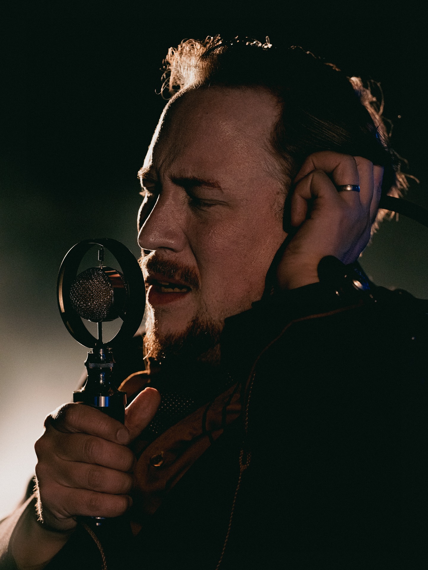 Idän pikajunan arvoitus saa ensi-iltansa Järvenpään teatterissa 7.11.2025.
Kaikki alkaa olla valmiina syksyn odotetuimmalle matkalle.
Toivotamme kaikki tervetulleiksi kellariteatteriin, Idän pikajunan kyytiin.
Syksyn esitykset on loppuunmyyty, mutta joitain peruutuksia saattaa tulla. Vapautuneet liput myydään Lippupisteen kautta tai ovelta, tuntia ennen esitystä.
2026 esityksiin saa lippuja Lippupisteen kautta.
Esityspäivät ovat:
to 15.1. klo 18.30
pe 16.1. klo 18.30
la 17.1. klo 17.00
pe 23.1. klo 18.30
la 24.1. klo 17.00
su 25.1. klo 15.00
to 29.1. klo 18.30
pe 30.1. klo 18.30
la 31.1. klo 17.00
pe 6.2. klo 18.30
la 7.2. klo 17.00
su 8.2. klo 15.00
to 12.2. klo 18.30
pe 13.2. klo 18.30
#järvenpäänteatteri #idänpikajunanarvoitus #agathachristie #kenludwig #kalletahkolahti #teatteri #ensiilta
Kuva: Alex Fränti