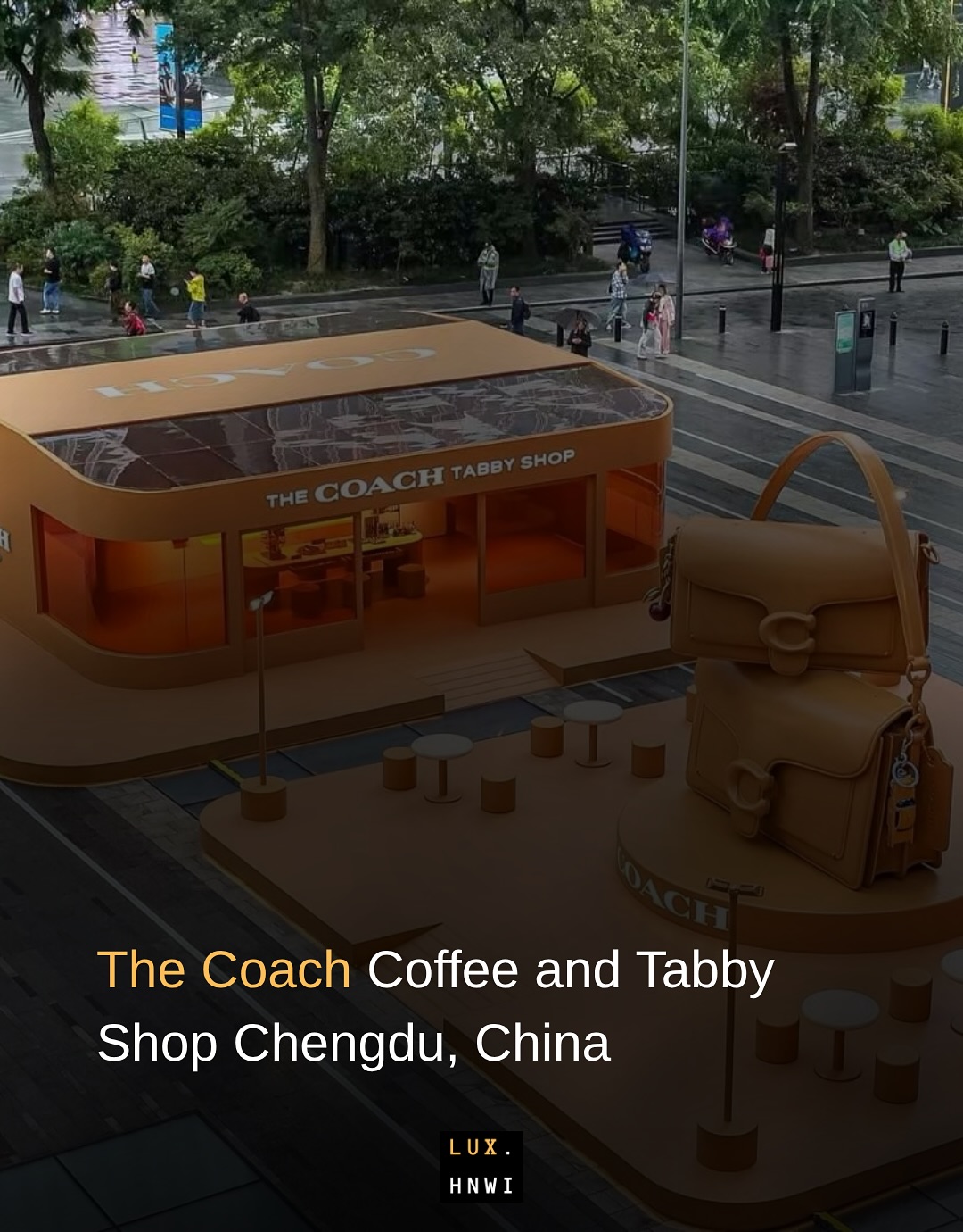 Inside The Coach Tabby Shop — Chengdu, China 🇨🇳
A nova pop-up da Coach traduz, em micro-momentos, o movimento da marca “from accessible to expressive luxury”. Aqui a proposta não é apenas vender uma bolsa: é contar uma história, sobre identidade, personalização e pertencimento, materializada num espaço que mistura loja, café e ativação social.
No chão: um coffee bar da Coach que convida à pausa; nas mesas, uma estação de customização para charms e stickers que transforma consumidores em co-criadores; nas paredes, momentos gamificados de “check-in” pensados para viralizar nas redes e incentivar a participação da Geração Z. Tudo isso é curadoria com um storytelling sensorial que conecta produto, conteúdo e ritual.
Por que pop-ups funcionam para marcas de luxo hoje?
• Testam hipóteses de produto, preço e formato com baixo custo operacional.
• Geram buzz e conteúdo UGC (user-generated content), essencial para amplificação orgânica.
• Promovem engajamento direto: conversas, co-criação e dados qualitativos colhidos no ponto.
• Valem como laboratório de mercado: insights para localizações futuras, mix de produto e tonalidade de comunicação.
• Consolidam storytelling: a experiência física transforma narrativas em memórias, acelerando vínculo emocional e marca-percepção.
No caso da Coach em Chengdu, a narrativa local aparece clara: “China não é só mercado, é inspiração” e a pop-up responde a isso com tom comunitário, linguagem jovem e formatos compartilháveis. O resultado esperado vai além de vendas imediatas: é fortalecimento de relevância, teste de posicionamento e criação de micro-comunidades que amplificam a narrativa da marca.
#China #Coach #ExpressiveLuxury #PopupStore #BrandExperience #GenZ #RetailInnovation #Storytelling #ConsumerEngagement