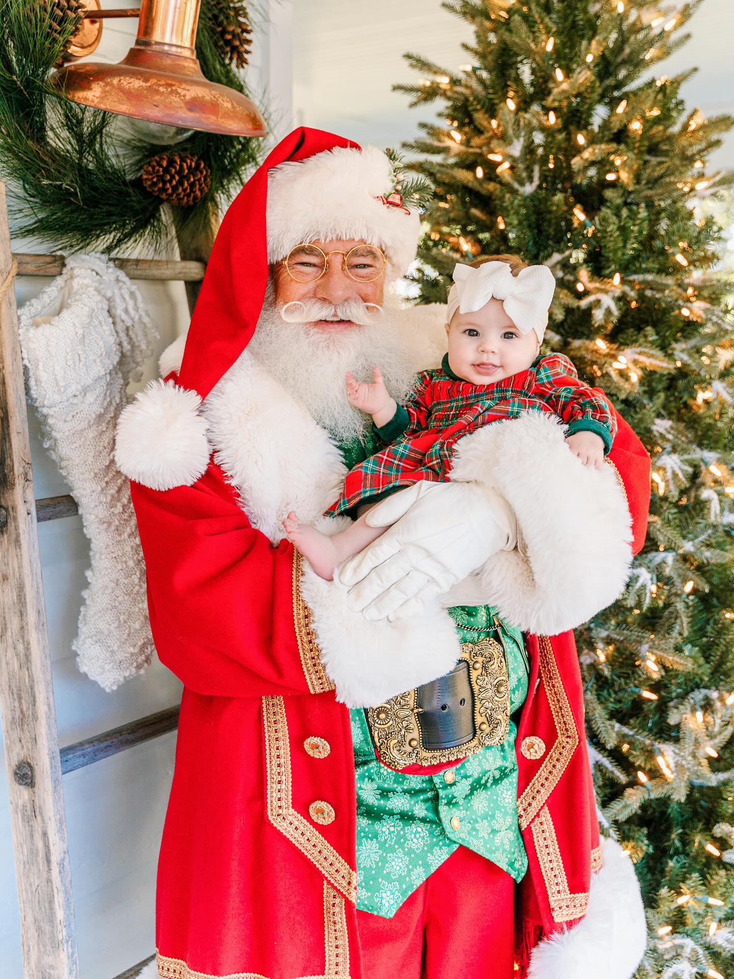 Too soon for Christmas…never🎄Not sorry for all the adorable santa and me mini photos that may grace your feed this week. It’s my most favorite time of year and I was so happy to kick of the holiday season with this mini session this morning 🎅🏻