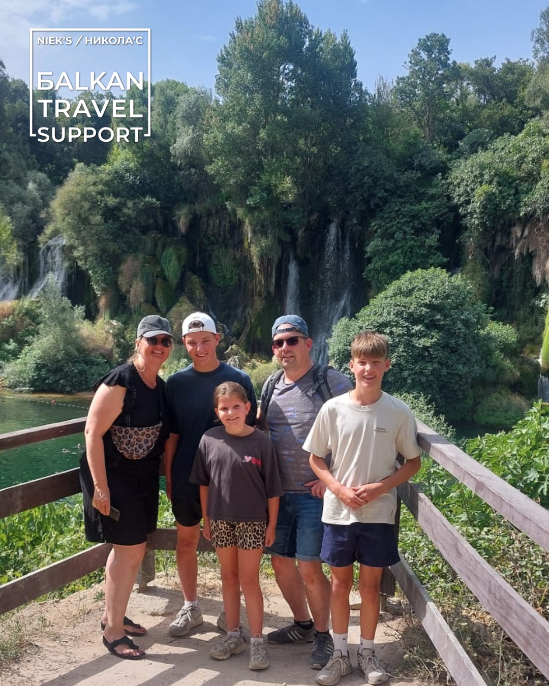 "Tillaers on Tour!" 😎 Met het hele gezin op avontuur in de Balkan!
In september 2024 ging ik gezellig bij "De Tillaertjes" op bezoek om nader kennis te maken en hun reiswensen voor de zomer in kaart te brengen. Ze waren toe aan een nieuw soort reis voor het hele gezin, en ik creëerde een reis op maat waardoor ze veel mee zouden maken en ook veel verschillende omgevingen en culturen zouden ontdekken.
Marleen hield via Polarsteps een reisdagboek bij en dat was toch wel genieten om te volgen hoor moet ik zeggen. Mooie, korte verhalen over alle avonturen en geweldige foto's van alle plekken die ze tijdens deze reis ontdekten. Zo las ik bijvoorbeeld dat dochter Wiep (10) voor het eerst ging vliegen... tóch een bijzonder moment! Het was natuurlijk spannend, maar het is allemaal goed gegaan.
Ze hebben volle bak genoten, met 3 hoofdverblijven in 🇧🇦 & 🇲🇪 waar ze verschillende avontuurlijke buitenactiviteiten ondernamen met mijn lokale experts. Daarnaast werd van de zwembaden, roadtrips en aan het eind de kust genoten met het hele gezin. Aan het einde van de reis nog 1 dagje 🇭🇷 om de reis in stijl af te sluiten!
Als je na zo'n reis dit berichtje krijgt, kan ik alleen maar blij zijn: "Niek, bedankt voor het uitzetten van deze topreis!👏"
Heel erg graag gedaan en jullie ook bedankt! 💯