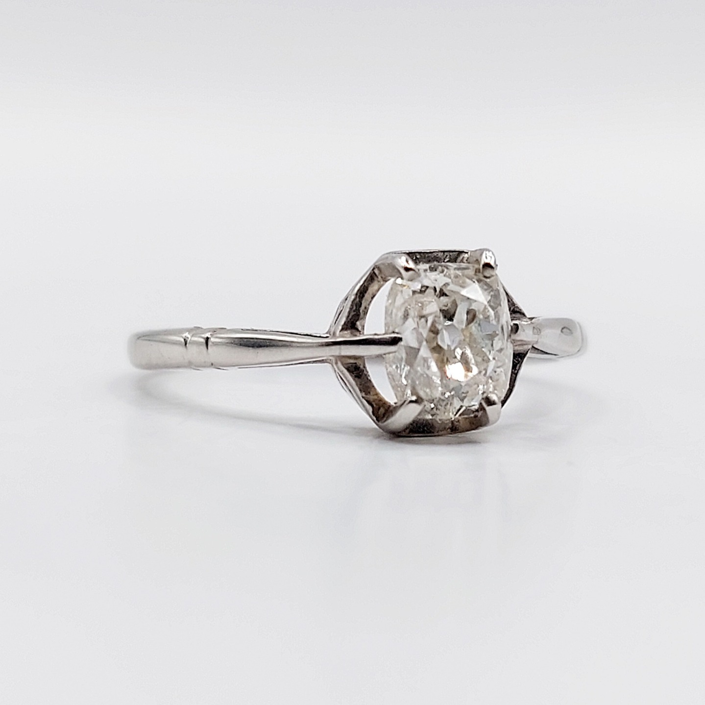 French art deco solitaire Platinum ring set with a 0.60 carat old mine cushion cut diamond (circa 1920) Engagement
PRICE : 900€
Magnificent French Art Deco goldsmith work
Size: 49 FR / 5 US
Weight: 1.94 g
Diamond size: approximately 5.3 x 4.6 x 3.5 mm (estimated at 0.60 carats)
Diamond in very good overall condition, multiple inclusions visible under magnification
Micro scratches from use and traces of old sizing on the band
Mascaron hallmark (French hallmarks)
#frenchjewelry #omcdiamond #solitaire #diamant #diamons #antiquediamond #oldminecut #oldminecutdiamond #artdeco #solitairering