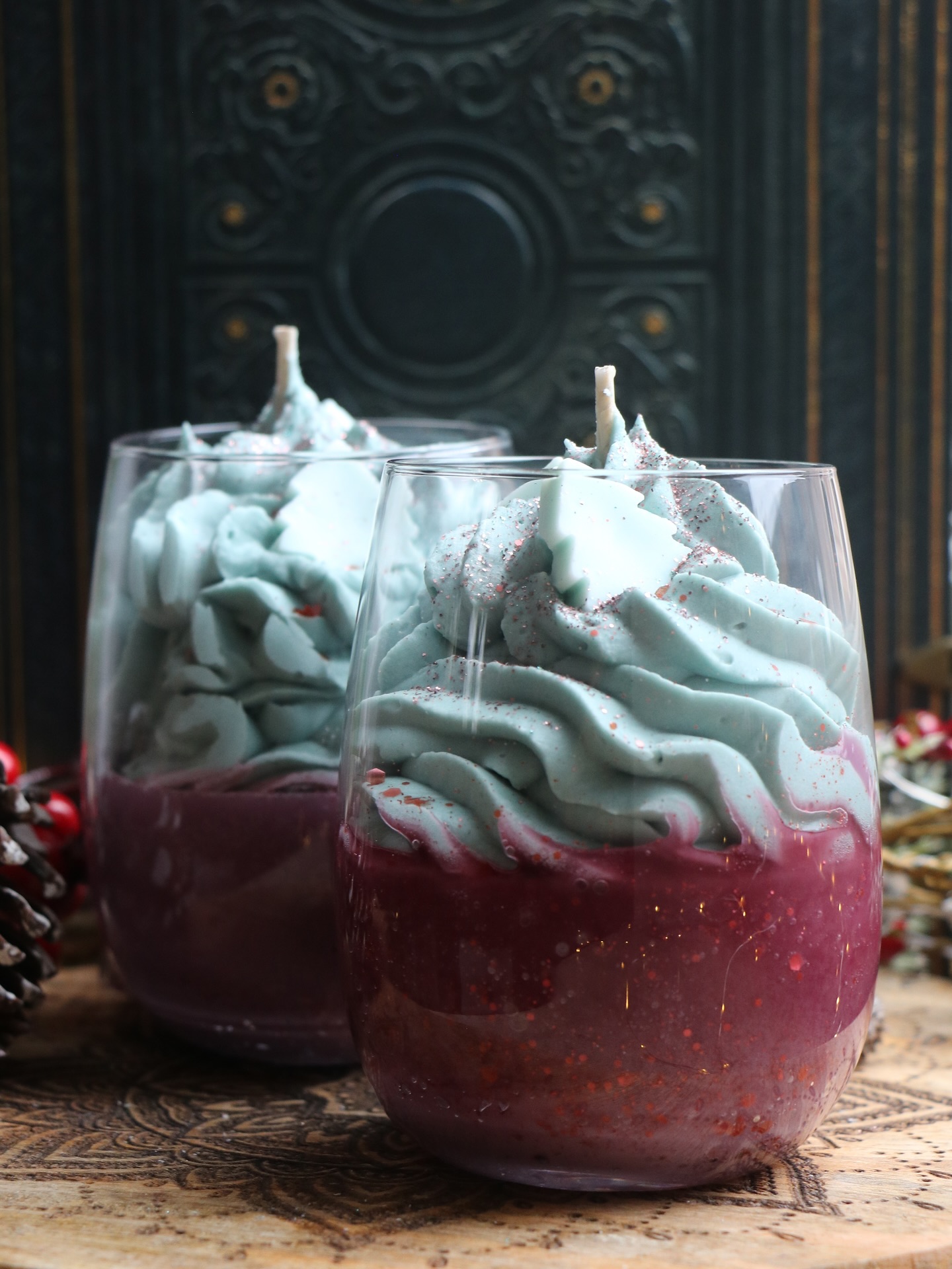 Qui commence à déjà penser ambiance Noël ? Je confesse aha, perso, dans ma vie j’additionne Ambiance automne citrouille 🎃 ET ambiance cosy Noël 🎄 à peu près durant … 4-5 mois 🫣🤣🙈
Comme j’adore les deux, je ne me prive de rien quand je crée 🙈😆
Je fais pleins de créations pour moi, et certaines sont dédiées à ma boutique (evidemment quand il s’agit de commercialiser, je dois suivre certaines règles différentes que lorsque je crée pour moi…) mais je me fais plaisir sans restriction quand je compte envahir ma maison de citrouilles, de sapin, et de toutes les variantes de la saison!
Pour ma boutique évidement je tente d’avoir du stock dans les bonnes saisons… mais je confesse aussi… souvent, même en décembre les clientes continuent de s’offrir des bougies aux saveurs de citrouille épicées, et même en janvier, des sapins de Noël 😆 comme quoi, je ne suis pas la seule accro à quelque peu étaler mes saisons préférées.
Et vous, envie de créer ce genre de beautés ?
Je transmets tout dans ma formation, que tu peux suivre dans le confort de ton chez toi bien douillet, grâce à toutes mes vidéos pédagogiques.
Tu seras capable de créer des fondants parfumés, des bougies gourmandes, des bougies coulées, des bougies sirènes, des trésors en tous genres!
(Ps; tu peux te faire offrir la formation pour les fêtes, j’ai des bons cadeaux dans ma boutique! 😘)
Dis-moi en commentaire si tu veux apprendre toi aussi à créer de jolis cadeaux artisanaux pour tes proches, et je t’enverrai tous les détails !
Allez zou, je retourne à mes chaudrons 🕯️🧁 ! 💋
#bougienoel #cadeauartisanal #diybougie #diycandle #artisanatlocal #bougiesgourmandes #candlemakers #bougieaddict #