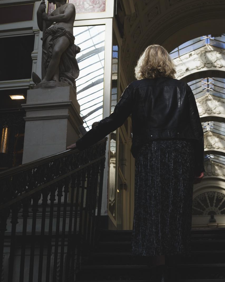 Malgré la fatigue, j'avais hâte de retrouver Yachoki pour réaliser cette photo.
Celle qui symboliserait un point de départ, entre ombre et lumière, marches qui élèvent et voies à suivre. Le doux soleil d'automne m'accompagnait. Ma saison préférée commençait et avec elle, le sentiment joyeux d'avancer un peu plus vers moi. Une terrasse au calme, deux cafés et le plaisir de partager les projets, les rencontres, les espoirs.
Nous voilà ensemble dans un moment particulier. Yachoki sort une feuille, deux droites croisées au centre et quatre questions. Je crois que je change d'étape. Pas un changement de type 1, avec ses boucles et ses ajustements dans un même tunnel. Non, un changement de type 2, une grande boucle qui donne le tournis, essore comme un tambour de machine à laver. Rinçage, essorage... Ressortir fraiche, les fibres nourries, un doux parfum de renouveau. Se laisser sécher au soleil d'abord, au coin du feu ensuite.
Retour à l'histoire. Parmi les 5 images d'inspiration, une attirance commune pour un contraste, des lignes affirmées mais harmonieuses, une matière fluide. D'un pas léger nous rejoignîmes les décors élégants du passage Pommeraye. Il aura suffi d'un œil affûté et en moins de temps qu'il ne faut pour le dire, elle était capturée. Cette photo me regarde m'échapper en clair-obscur, tournant le dos pour regarder plus loin, montant cet escalier majestueux, symbole de la transition à l'œuvre.
Merci @yachoki