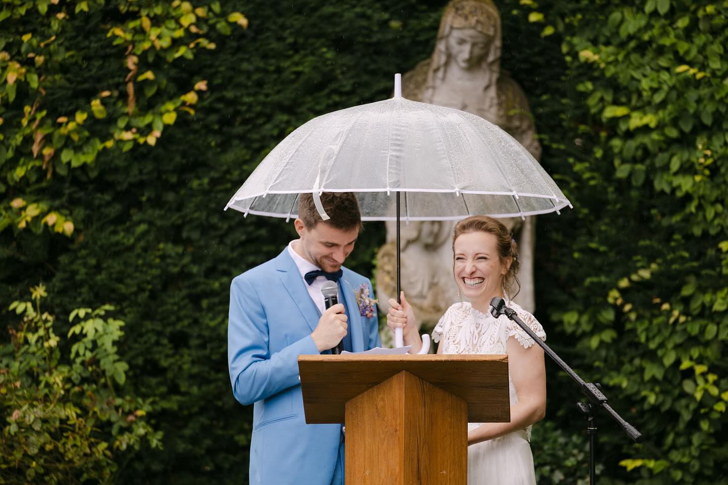 Ce que l’image ne montre pas :
la pluie, les plans B, les “on fait quoi là ?”, les cheveux qui frisent, les micros mouillés.
Et malgré tout, ce sourire.
Ce moment qu’aucun soleil n’aurait rendu plus fort.
Comme quoi, la météo, c’est pas elle qui décide de la beauté d’un mariage.
Parce qu’un mariage parfait, c’est juste un mariage vrai.
📸 @jenniferbjoern
.
.
.
.
.
#vaugencyvibes #slowwedding #vraievaleurs #vaugencyfamily #weddingday #backstage #reellife #wildcook #domainevaugency