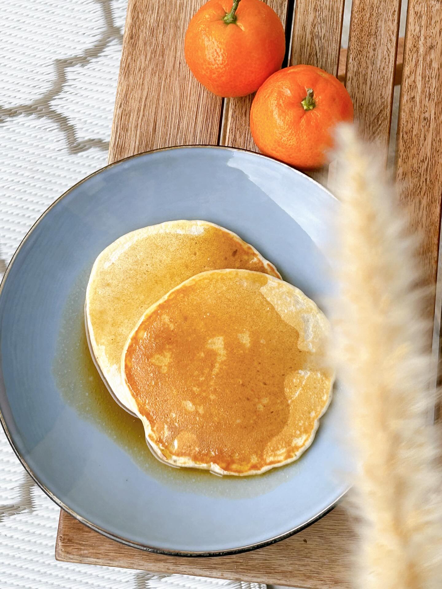 Ce matin petit déjeuner entre filles avec de délicieux pancakes avec la préparation de @sostrenegrene. Je ne m’attendais pas à ce qu’il y ait des zestes de citron à l’intérieur mais c’était délicieux.
Parfait quand on est à moitié réveillé le matin et qu’il suffit juste de rajouter un œuf, de l’eau et du beurre à la préparation.
Servi avec des clémentines et un bon thé au caramel 🍵
•
•
•
#pancakes #petitdej #petitdejeuner #merefille #entrefilles #pancakesforbreakfast #breakfast #clementine #clementinesaison #tea #thé #théaucaramel #caramel #délice #yummy