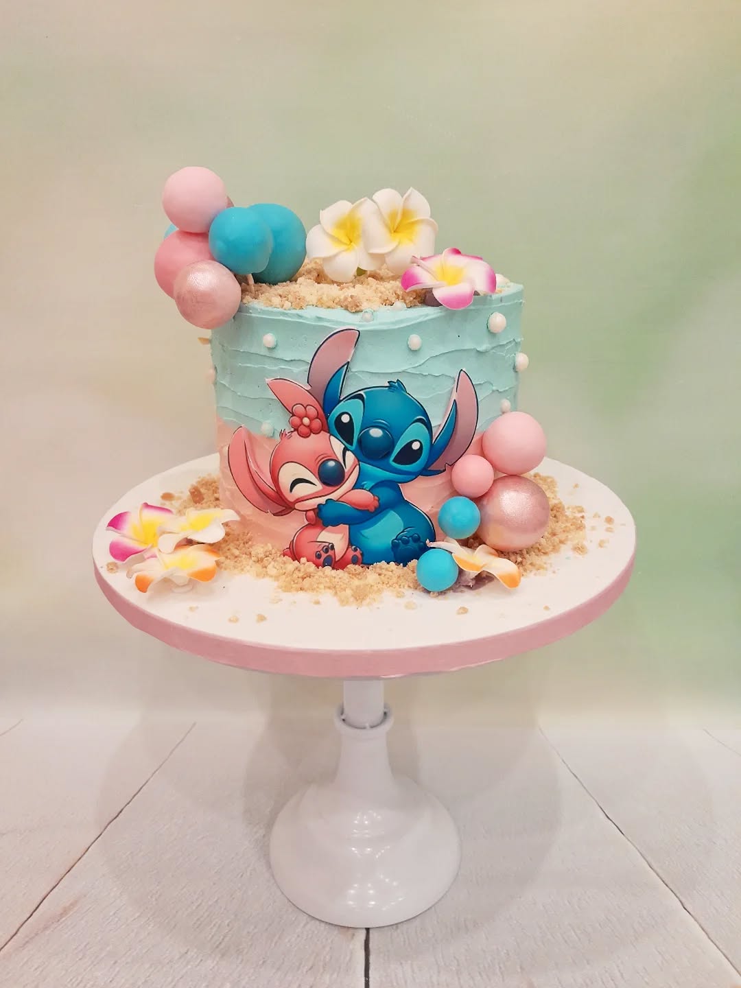 Quelle déco préférez-vous ?
Stitch est de retour mais cette fois avec son amoureuuuuse ❤️
La cliente souhaitait ajouter un topper qu'elle avait choisi et quelques effets de feuillage. 🌿
J'ai pris la photo avant/après car j'aimais aussi la version 1.
C'est fou comme quelques détails peuvent changer le rendu et attirer l'œil sur une autre partie du gâteau.
Préférence pour la 1 ou la 2 ?
Si vous voulez connaître les saveurs, rdv sur la page dédiée : www.laperlerare-cakedesign.com