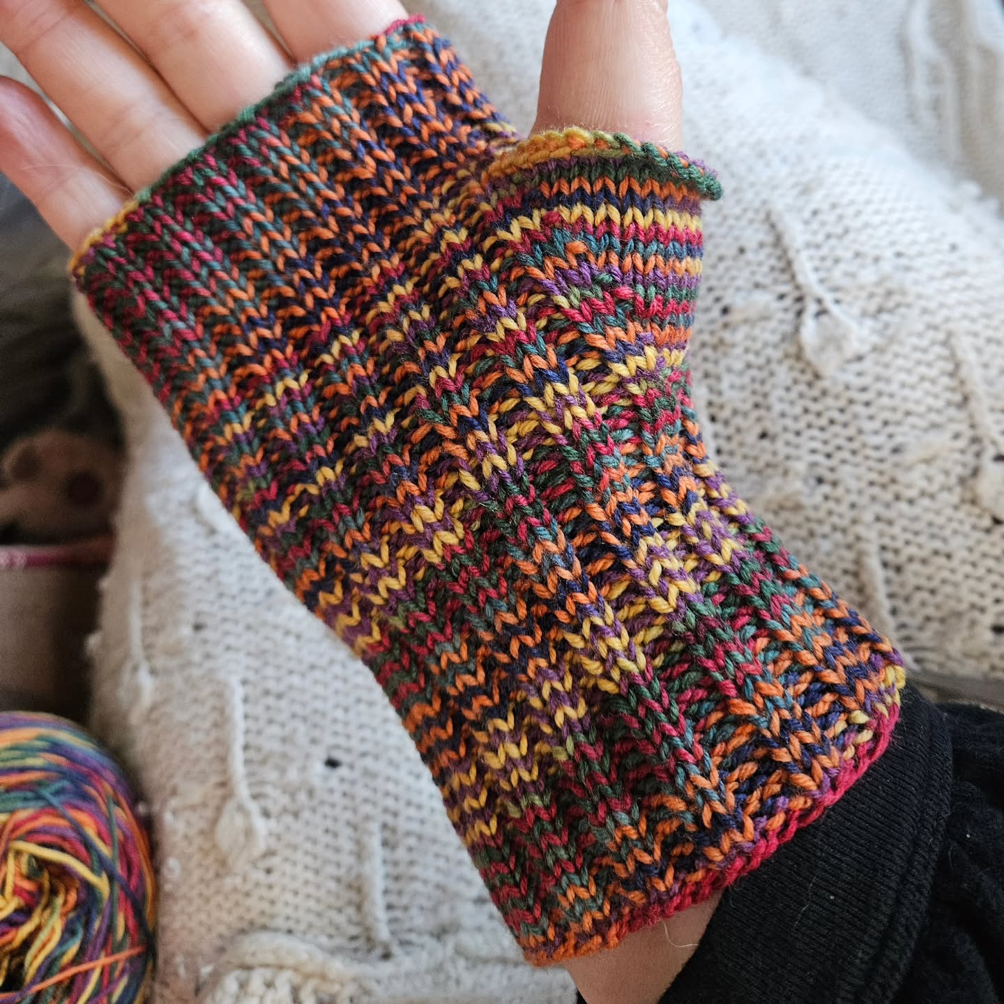 The first of a new pair of fingerless gloves in a super soft merino sock yarn. Fingerless gloves and hats make such great holiday gifts! Those and ornaments will be my primary focus for @csoddmall and @artisansholidayfair this year, as well as Twelfth Night in January. I have so many pretty yarns set aside for them!
#naturalfibers #sockwool #merinowool #fingerlessgloves #giftideas #giftshopping #smallbusiness #fiberartist #handmade #handmadegifts #handmadeisbestmade #knittersofbuckley #buckleywa #knitfingerlessgloves