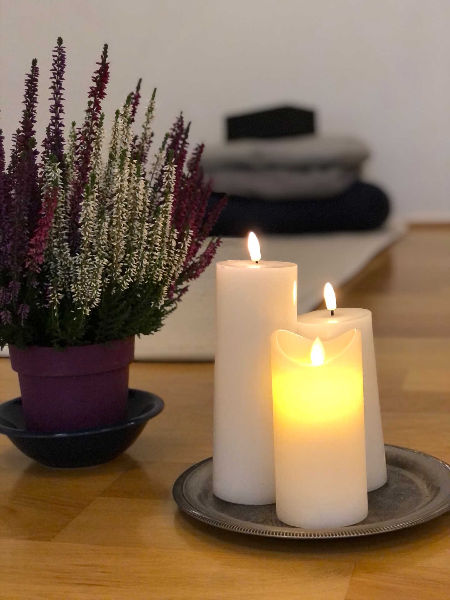 Kom til lune yogatimer i dag! Hvilende yin-yoga med @jannickewiel kl 15.15-16.45 og Gongbad med Anne Siri Langelandsvik @sacredsoundbyannesiri kl 18.30.❤️
Hos oss får du en myk ettermiddag og kveld, en pause fra den kommersielle delen av Halloween, og fokus på din egen kropp og pust.🍁🎃 31. oktober og Allehelgenshelgen er en tid for å hedre og minnes dem som har gått bort, og takke for livet vi har.❤️