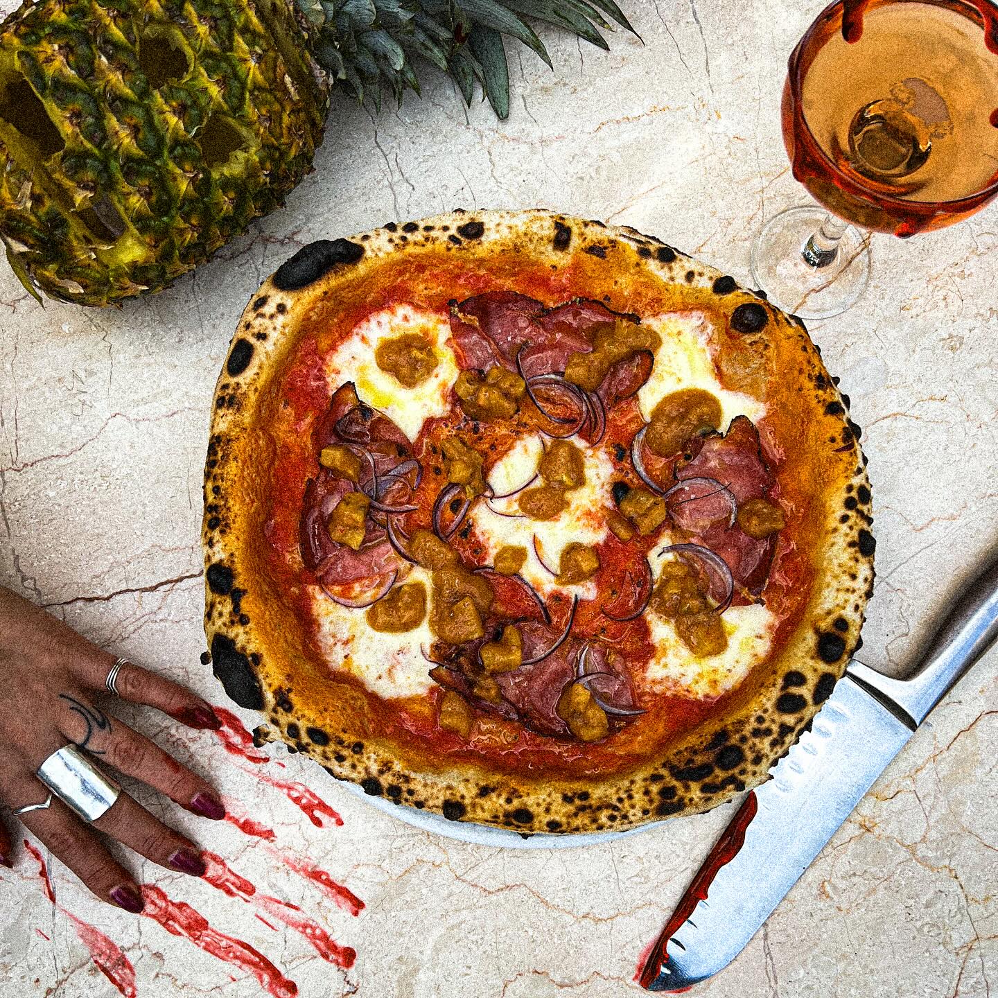 Enter if you dare, and try the scariest pizza known to man 🍍🍕👻
Some people say you shouldn’t put pineapple on pizza. They claim that the fruity pineapple doesn’t belong with the savory ham. But how can it be wrong if it feels so good? 🤤
Don’t let the pizza police tell you how you should eat your pizza 👮♂️
For Halloween, you can come to Gazzo and eat Pizza Hawaii like it’s nobody’s business. No one will judge. There will be nods of approval, and respect to you for living your best life, free from fear of judgment from others 🫡
🍍Pineapple
🍖Ham from Schwäbisch-Hällische Landschwein
🧀Mozzarella from Brandenburg (is it organic? We are not allowed to tell because of the bio-police 👮♂️)
🍅Tomato sauce
This year, we also have a super scary cocktail - The Dracula Sour! 🧛🧛♀️🧛♂️ Cranberry juice, gin, angostura bitter, lime and egg white combine for a terrifyingly refreshing cocktail.
All treats, no tricks 💋
See you tonight 🎃