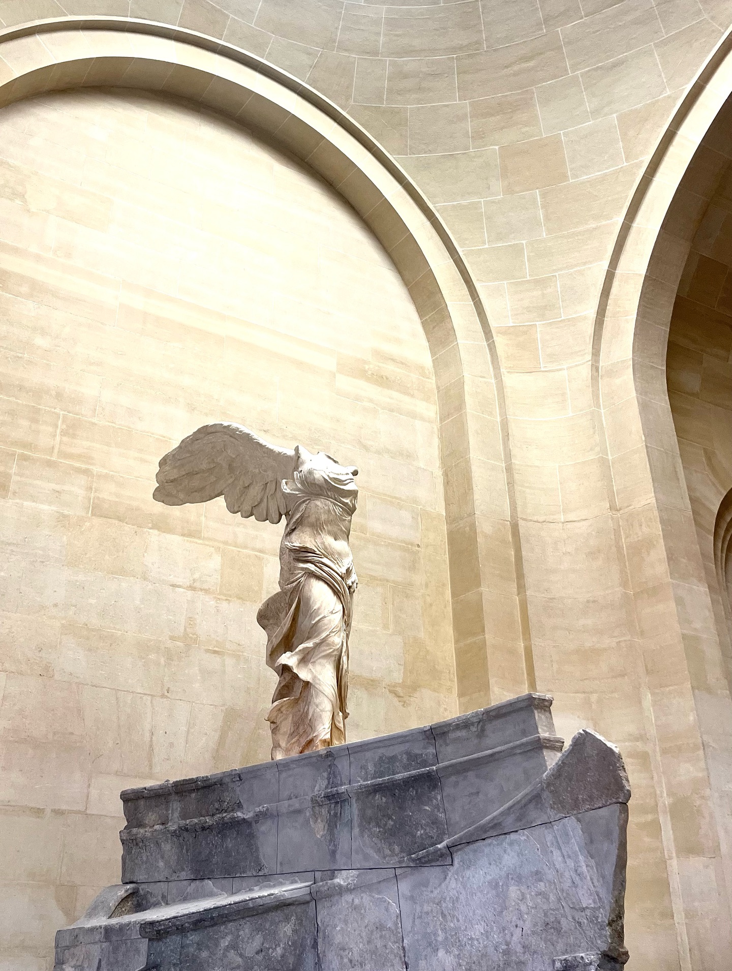 Pas de sorcières, de fantômes ni d’araignées mais la poétique et majestueuse Victoire de Samothrace que je trouve sublime.
#louvre #victoiredesamothrace #sculpture