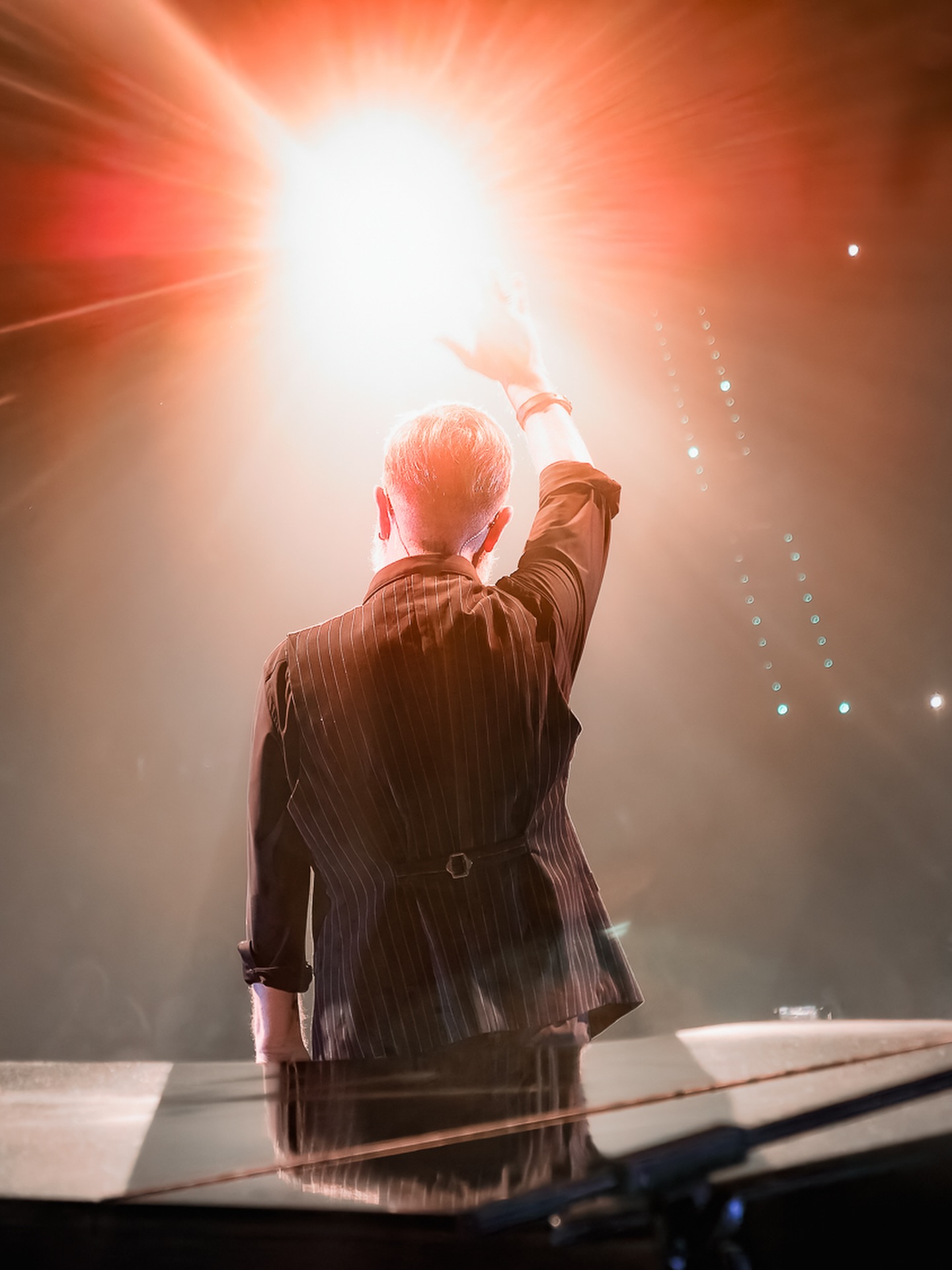 Il viaggio che abbiamo fatto ieri sera insieme ci ha riportato fino a quel giorno di maggio del 1991, dove siamo nati e abbiamo condiviso la prima nostra grande emozione!
Sono passati 35 anni e l’emozione è stata la stessa. Io ieri sera non sono tornato a Firenze, perché io da Firenze non me ne sono mai andato e mai me ne andrò!!
Grazie Firenze per avermi fatto nascere qui.. da te 💜
Ph @lucabrunetti_photo @stebrovettoph @gianlucatozzi8
#MarcoMasini #CiVorrebbeAncoraIlMare
@friendsandpartners @momyrecords @concerto.official @rtl1025 @birindelliauto