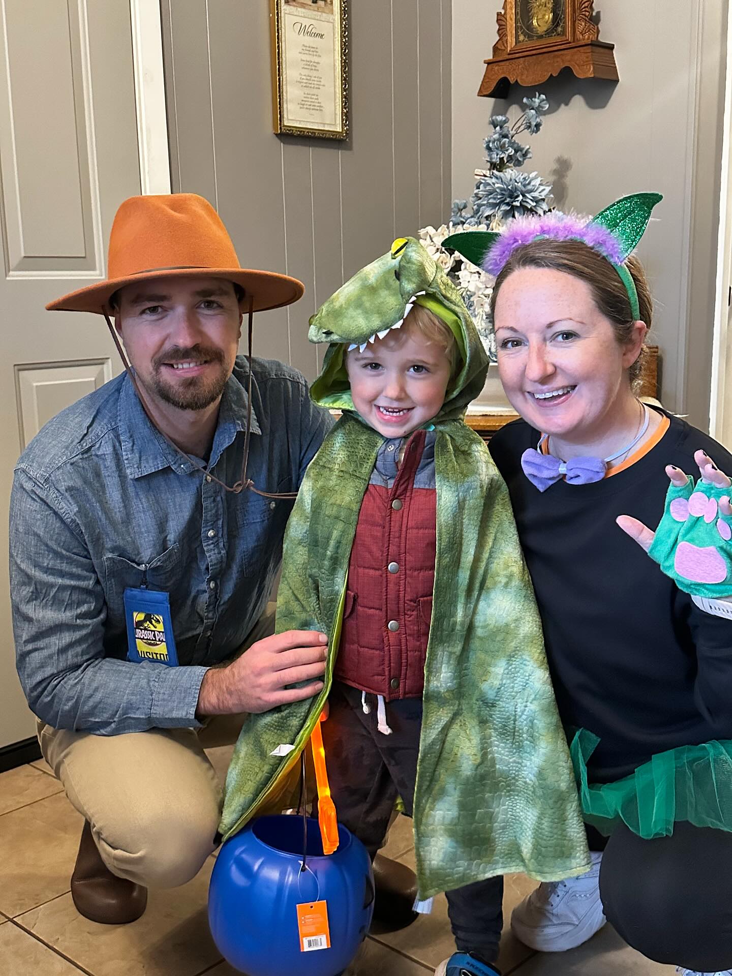 Welcome to Jurassic Park 🦖 Dino-Rohrer’s were roaming wild this eve, thank goodness the park ranger kept everything under control 🤠 #happyhalloweenie #jurassicpark #littledinosaur