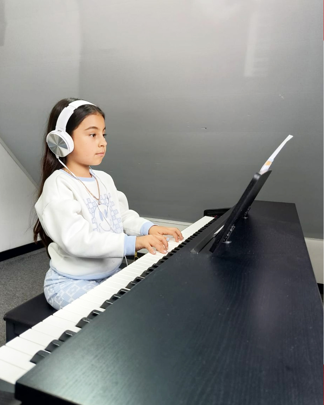 🎶 Tocar piano cultiva la paciencia, impulsa la concentración y construye la confianza.
Con herramientas para que el crecimiento personal y artístico. ¡Cada nota es una victoria! 🌟
📱 Contáctanos y reserva el cupo de tu hijo 3118617584 y visita nuestra página web haciendo clic en el enlace de la bio.