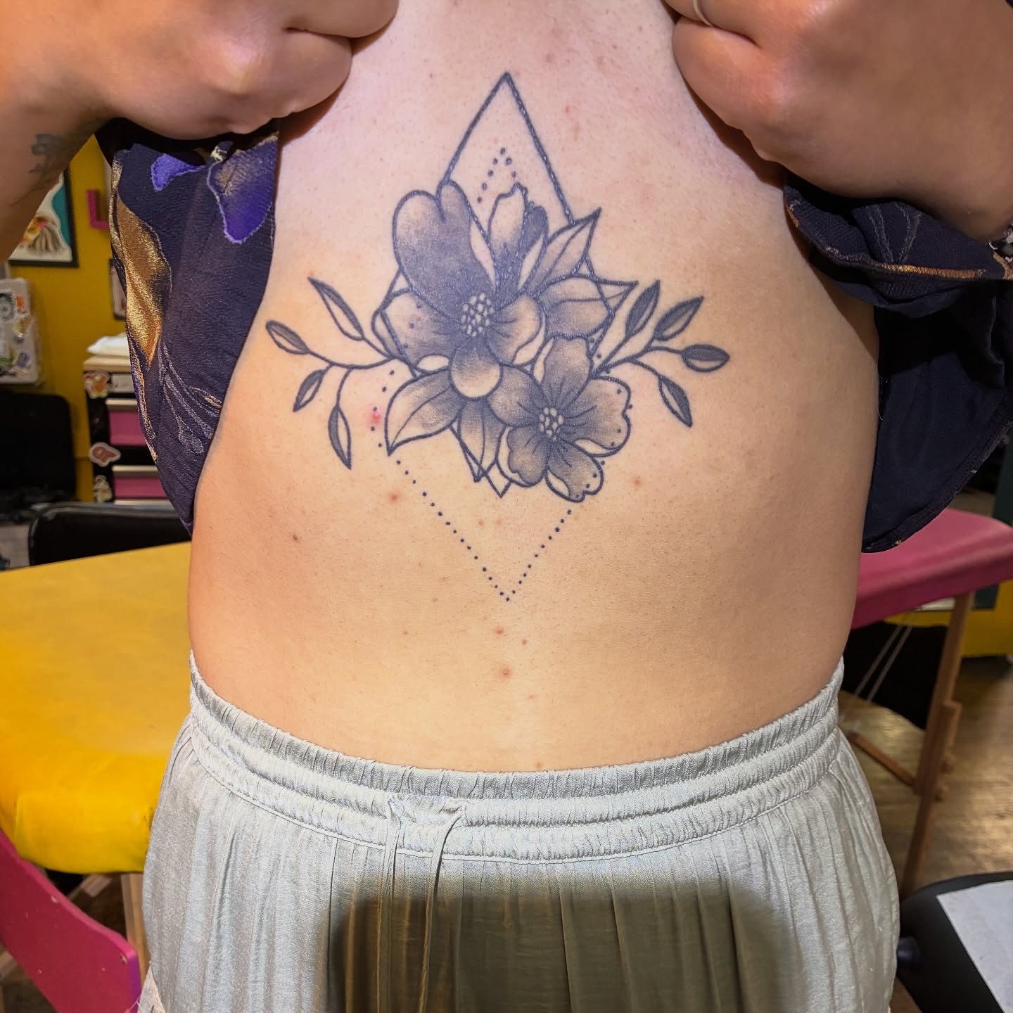 Healed sternum beauty 🌸✨
Absolutely obsessed with how this floral piece settled into the skin — soft, delicate, and feminine in all the right ways 💕
Always such a special spot for meaningful artwork, and I’m so grateful my client trusted me with it 🤍
#HealedTattoo #SternumTattoo #UnderboobTattoo #FloralTattoo #FlowerTattoo #DelicateInk #FeminineTattoo #SeattleTattooArtist #SeattleTattoos