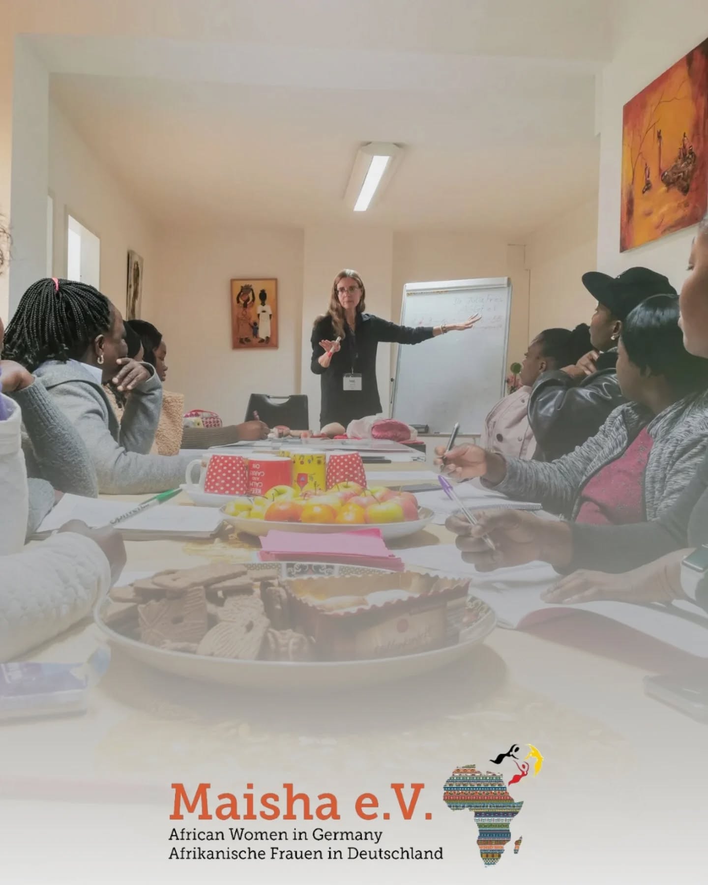 🌸 Frauengesundheit im Fokus – Rückblick bei Maisha e.V. 🌸
Bei Maisha e.V. durften wir gestern (31.10.2025) Dr. med. Julia Fries von der ÄGGF – Ärztliche Gesellschaft für Gesundheitsförderung e.V. begrüßen. Gemeinsam sprachen wir über Familienplanung und Frauengesundheit in einer offenen, vertrauensvollen Atmosphäre.
Die Teilnehmerinnen stellten zahlreiche Fragen – von Methoden der Familienplanung über praktische Tipps für den Alltag bis hin zu Anlaufstellen im Gesundheitssystem. Es war ein Vormittag voller Austausch, Lernen und gegenseitiger Unterstützung.
Ein herzliches Dankeschön an Dr. Fries für ihren engagierten Beitrag – und an alle Frauen, die diesen inspirierenden Vormittag bei Maisha e.V. möglich gemacht haben! 💛
Kontakt & Öffnungszeiten – Maisha e.V.
Neue Kräme 32, 60311 Frankfurt am Main
☎️ 069 9043 4905 · ✉️ maisha-african-women@gmx.de
Büro-Öffnungszeiten (Offene Sprechstunde):
Montag: 13–17 Uhr
Dienstag: 11–17 Uhr
Mittwoch: 11–17 Uhr
Donnerstag: geschlossen
Freitag: 11–17 Uhr
#MaishaEV #Frauengesundheit #Familienplanung #Empowerment #Community #AfricanWomenInGermany #Frankfurt #ZusammenStark